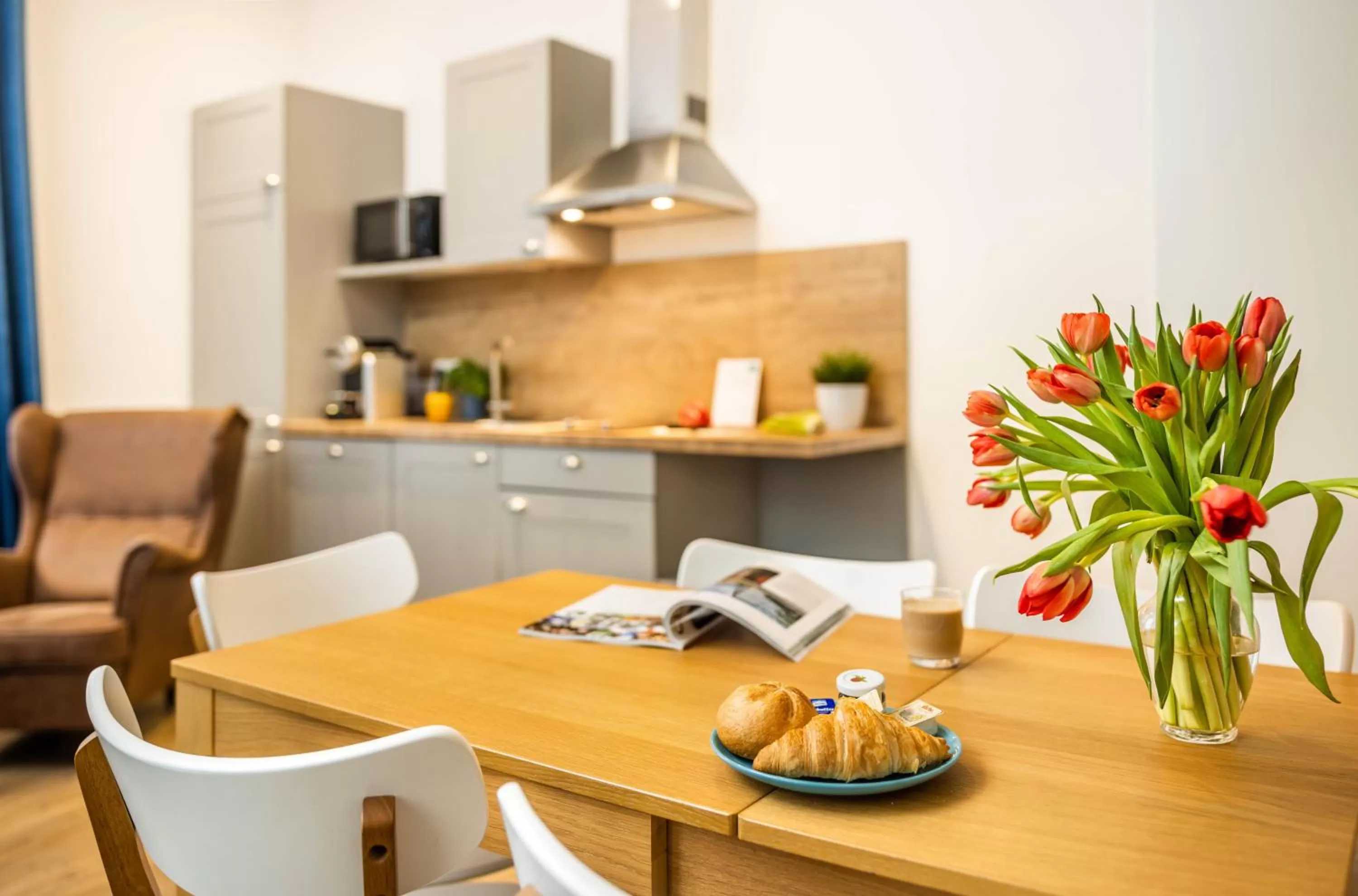 Dining area in Jimmy's Apartments Emerald