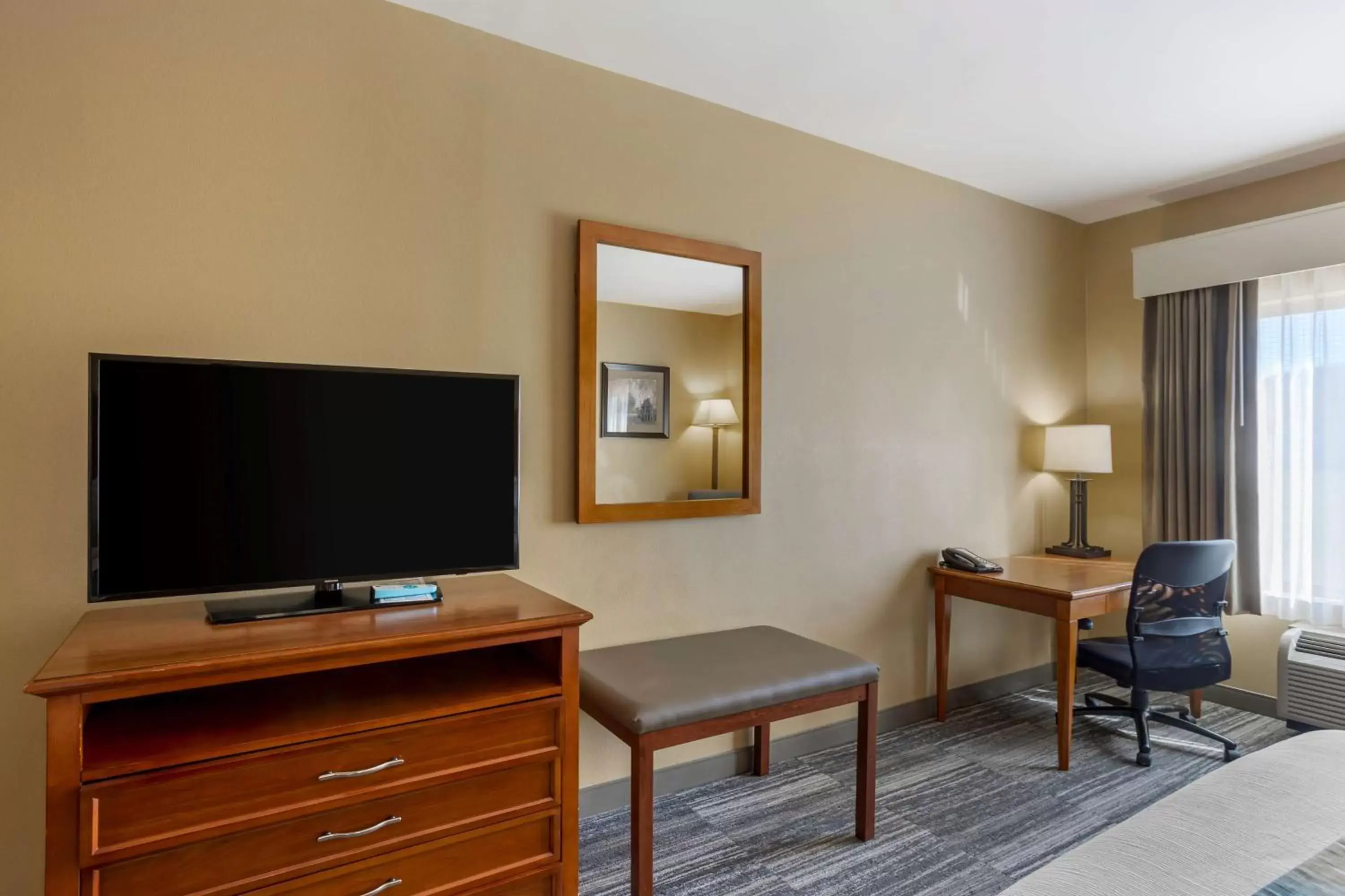 Bedroom, TV/Entertainment Center in Best Western PLUS University Park Inn & Suites