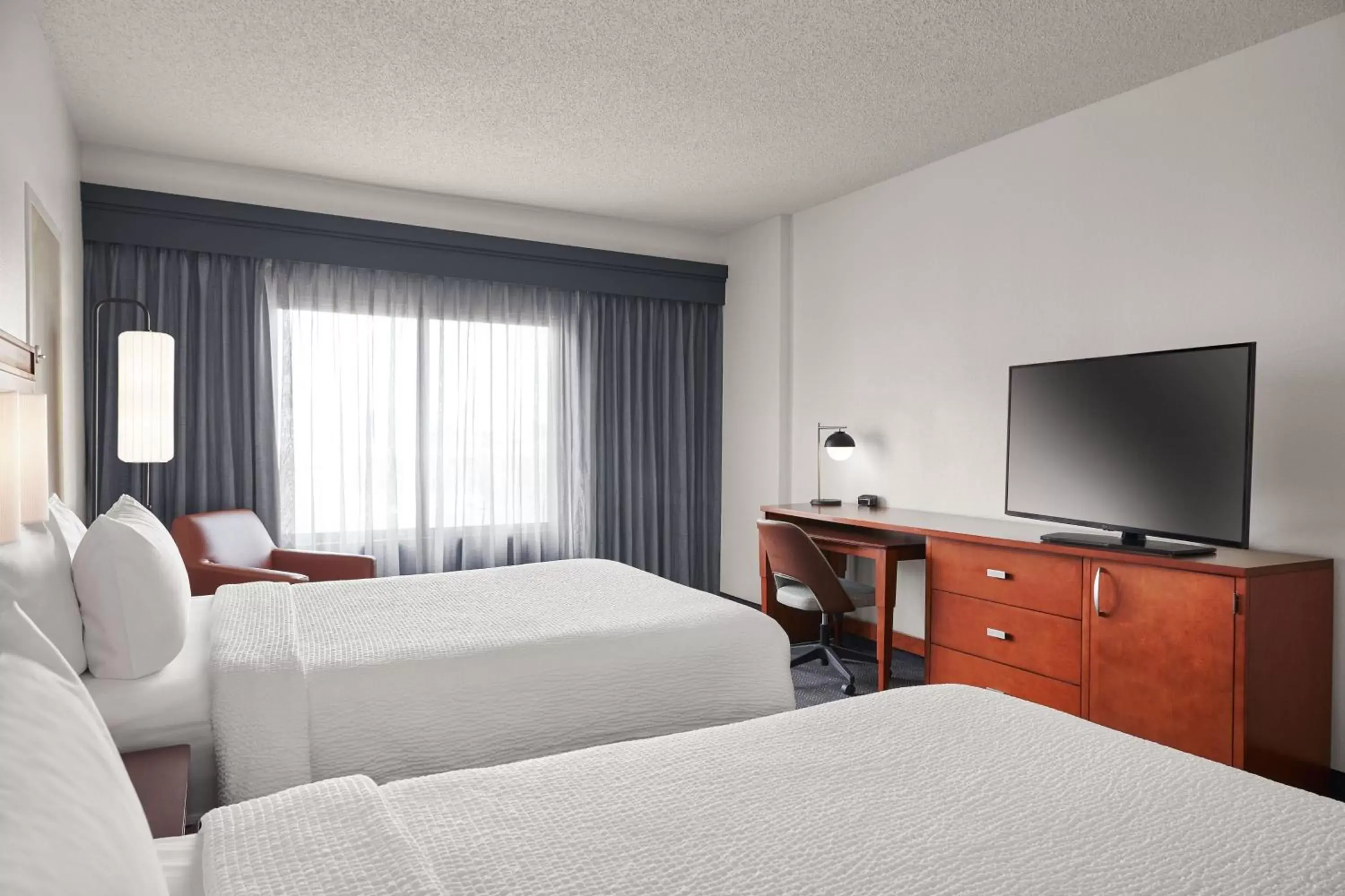 Photo of the whole room, Bed in Courtyard by Marriott St. Louis Downtown West