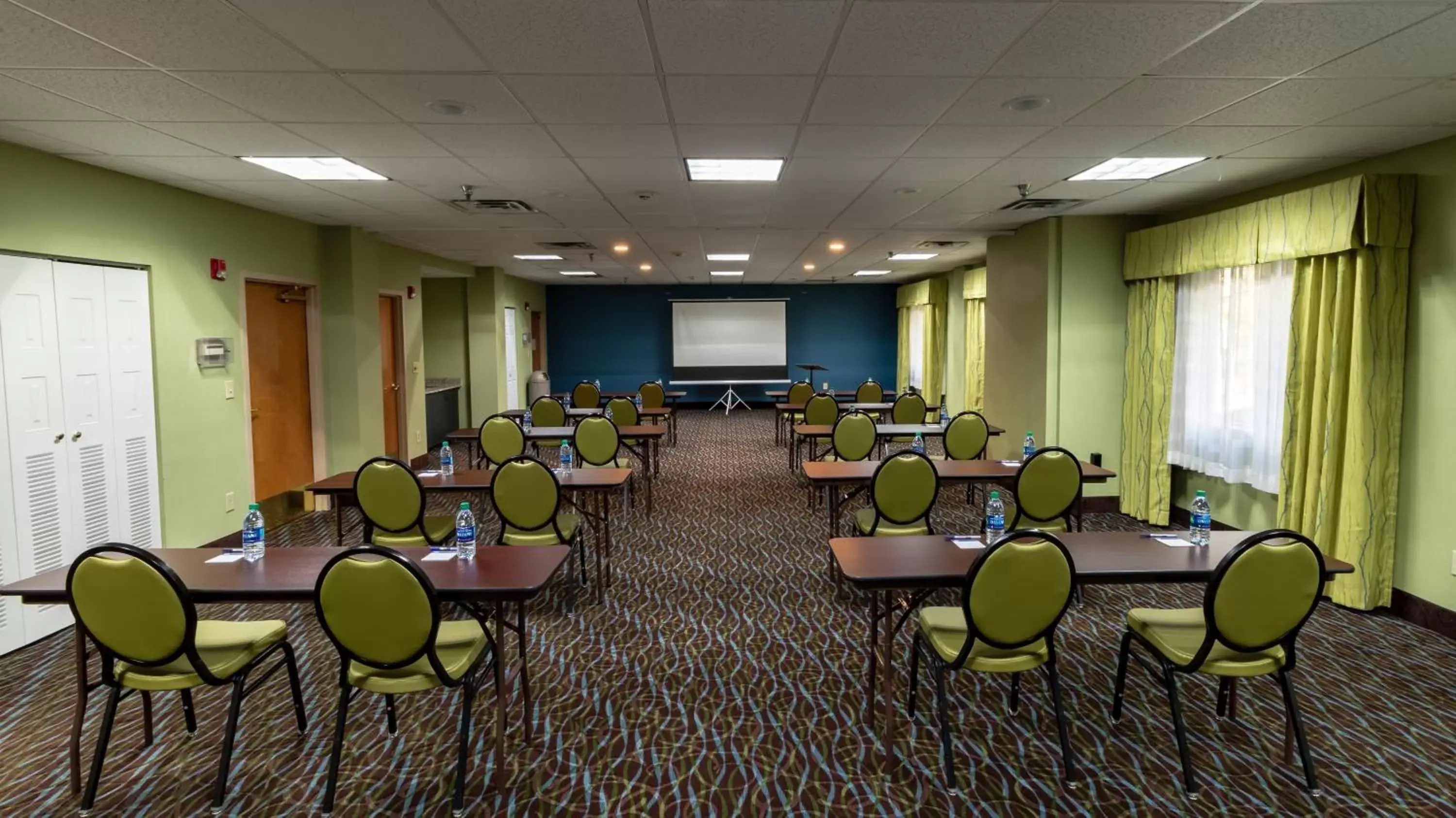 Meeting/conference room in Holiday Inn Express Birmingham Irondale East, an IHG Hotel