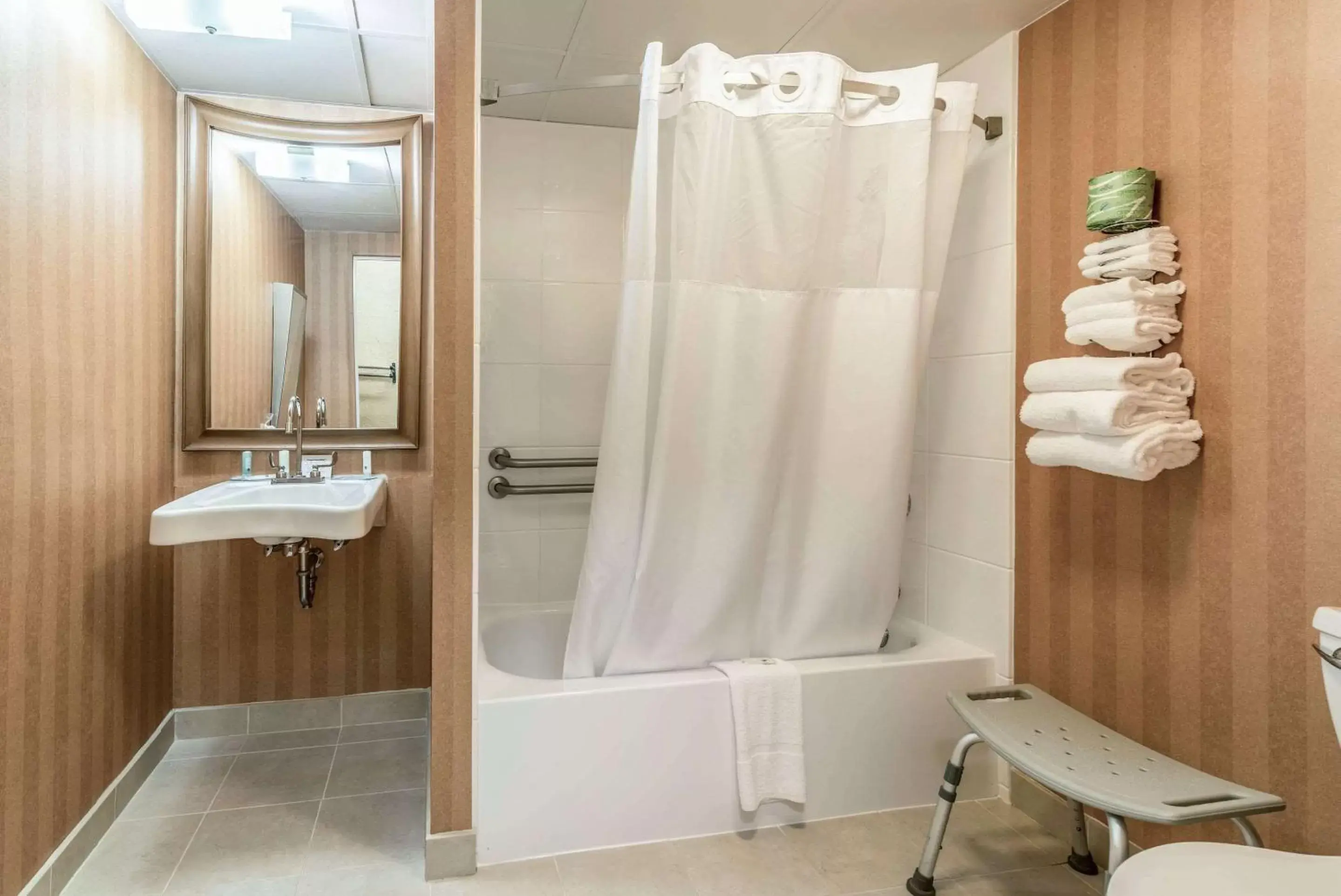 Photo of the whole room, Bathroom in Bangor Suites Airport Hotel