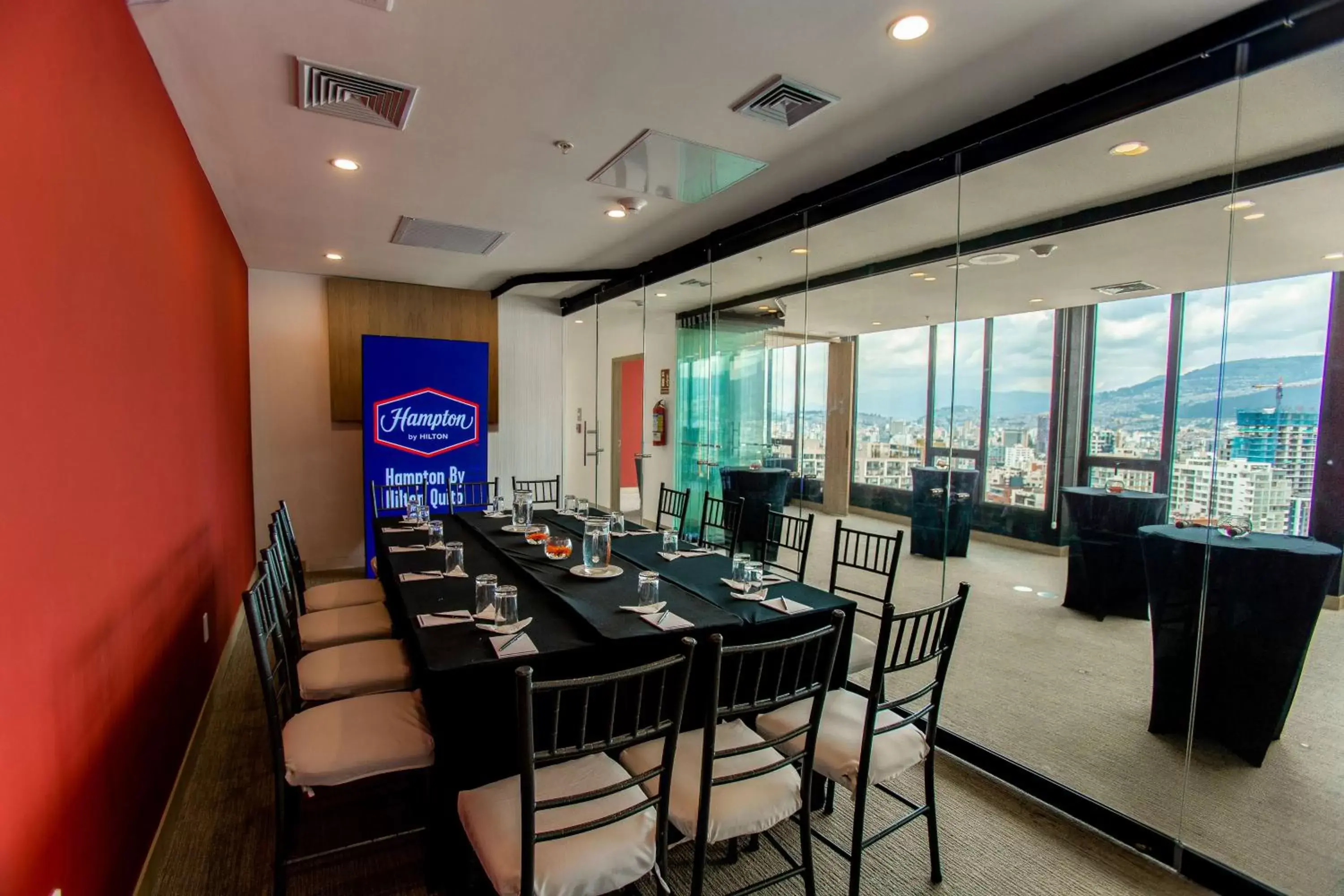 Meeting/conference room, Restaurant/Places to Eat in Hampton By Hilton Quito La Carolina Park