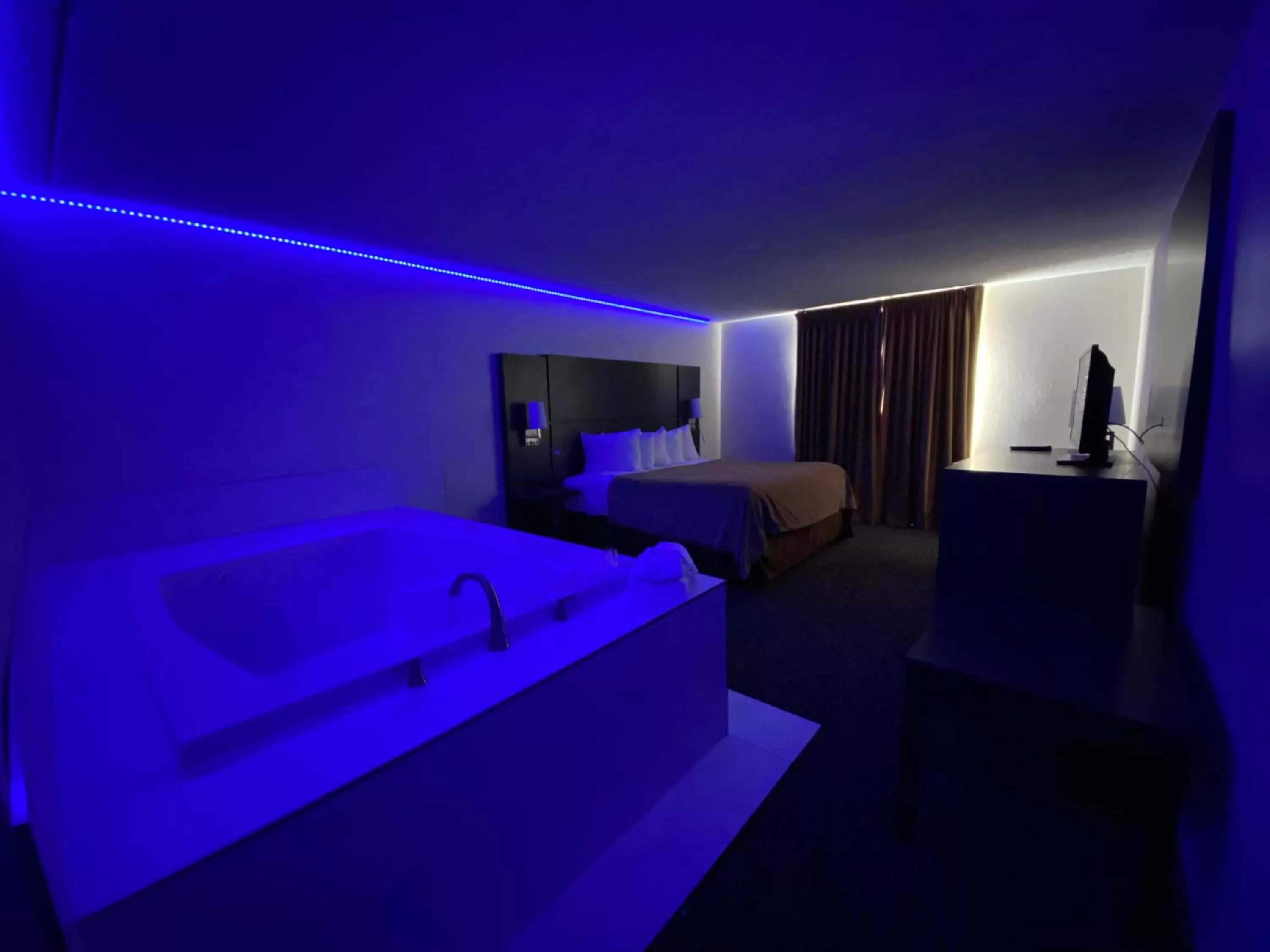 Bath, Bed in Chicago Club Inn & Suite