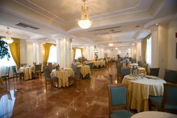 Restaurant/places to eat in Hotel dei Platani