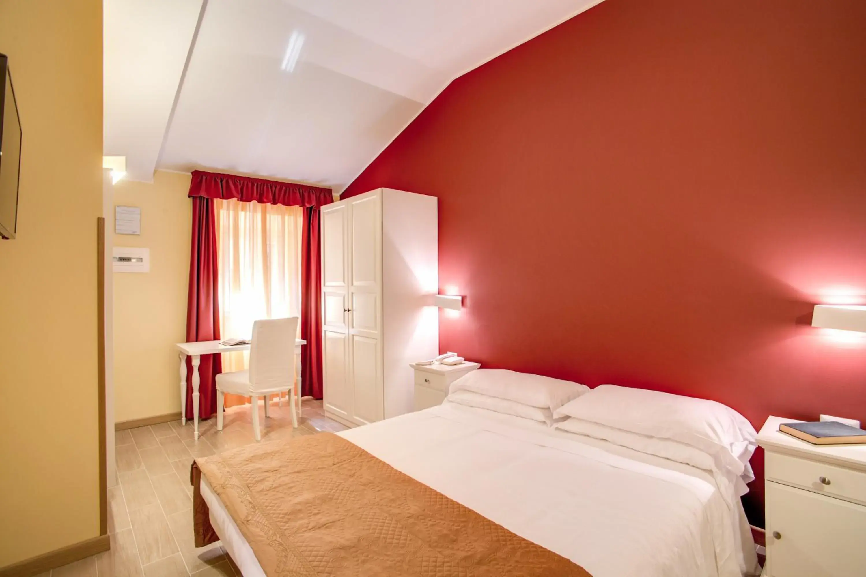 Photo of the whole room, Bed in Top Floor Navona