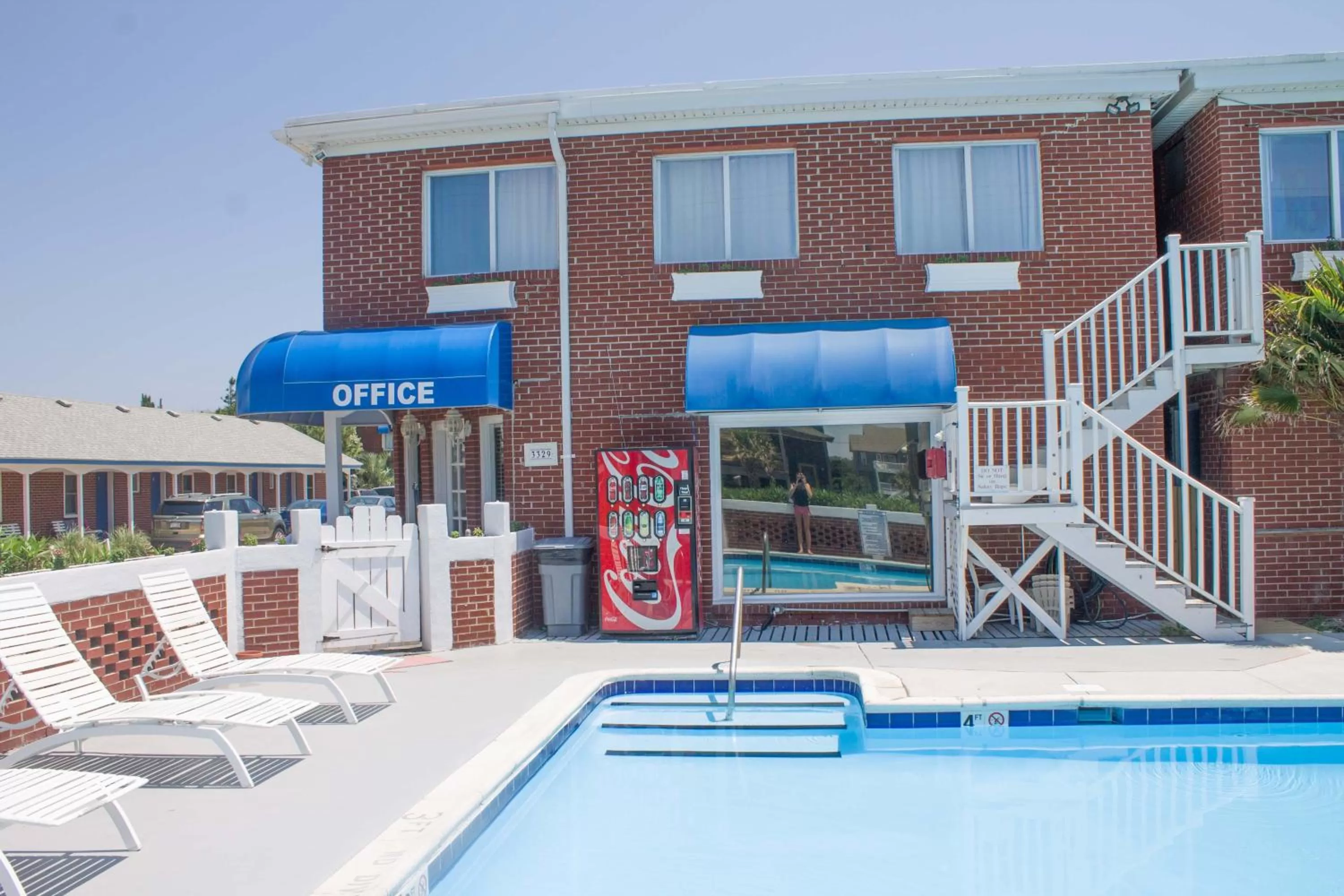 Swimming pool in Colonial Inn