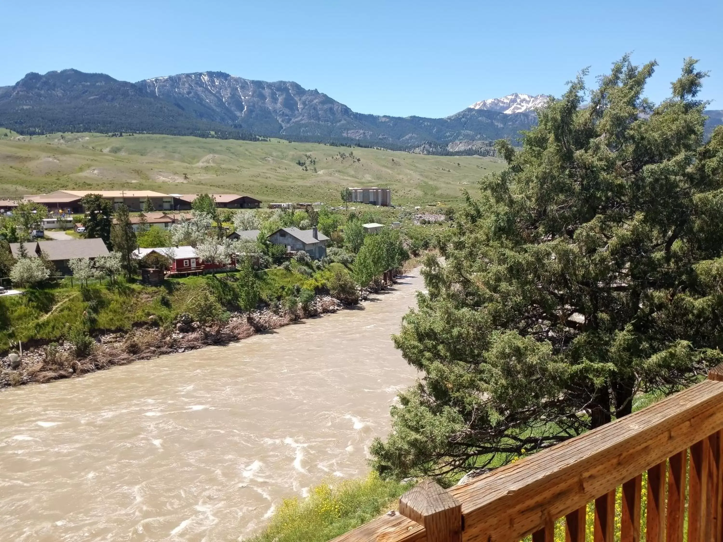 Yellowstone Riverside Cottages