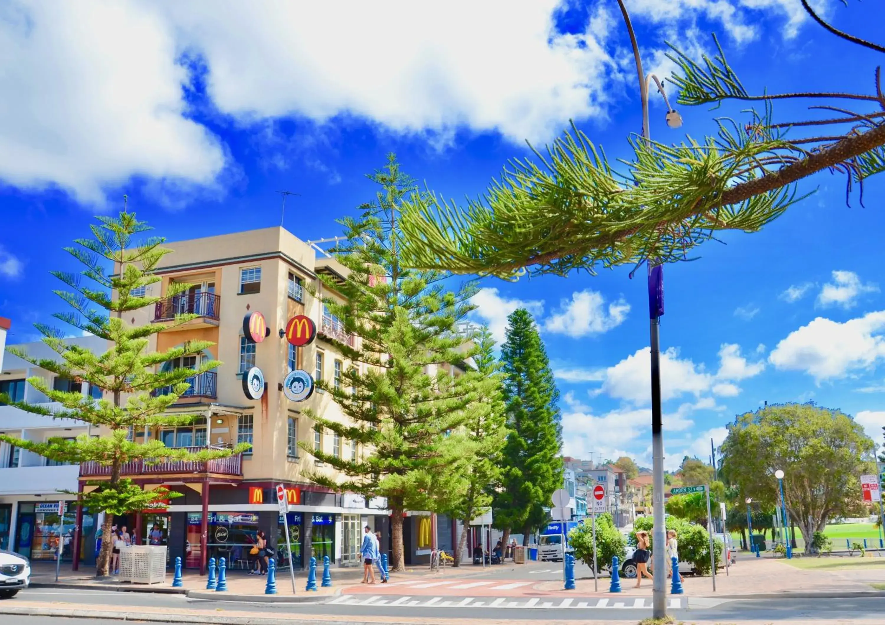 Facade/entrance, Property Building in Mad Monkey Coogee Beach