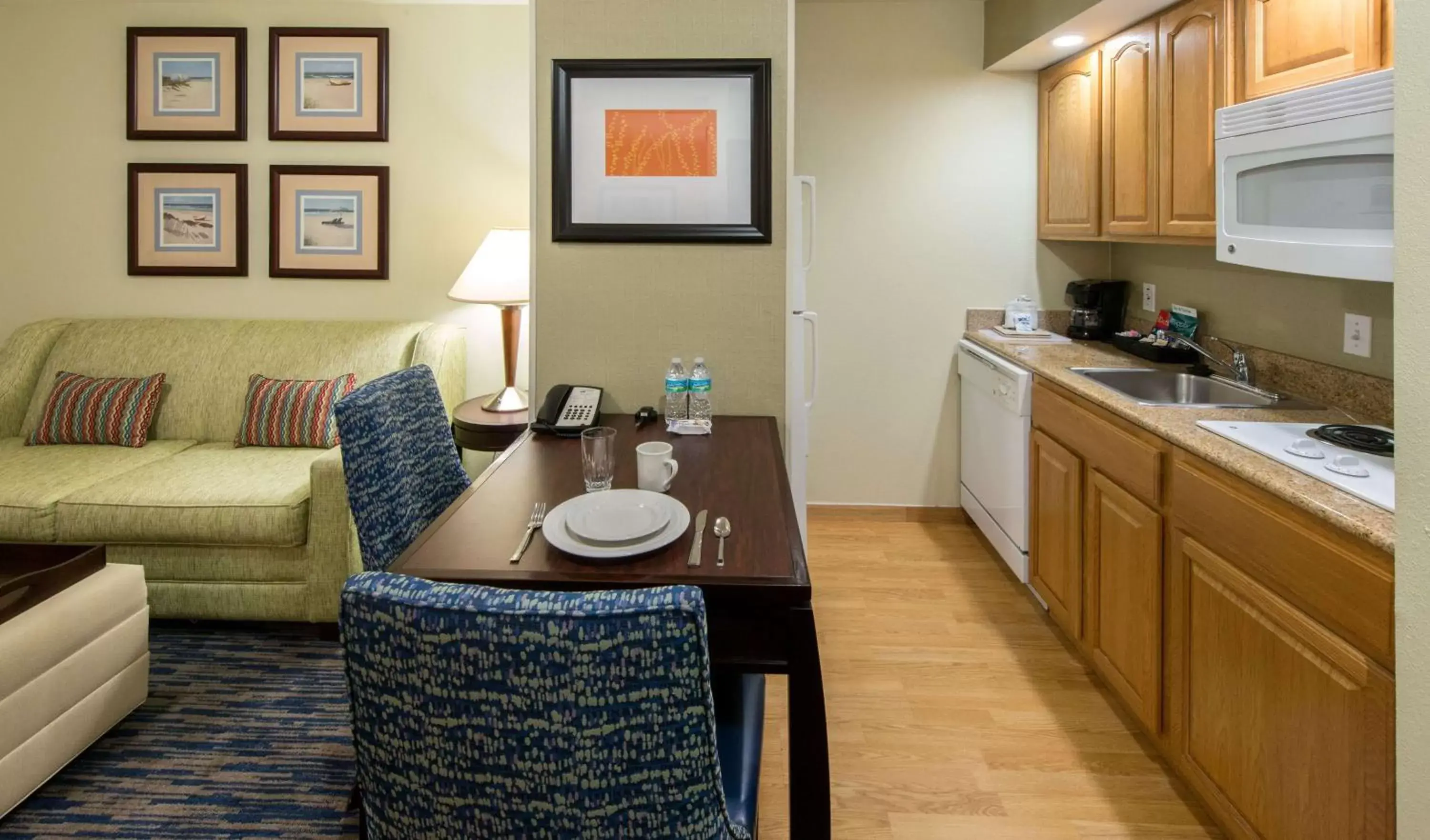 Living room, Kitchen/Kitchenette in Homewood Suites by Hilton Sarasota