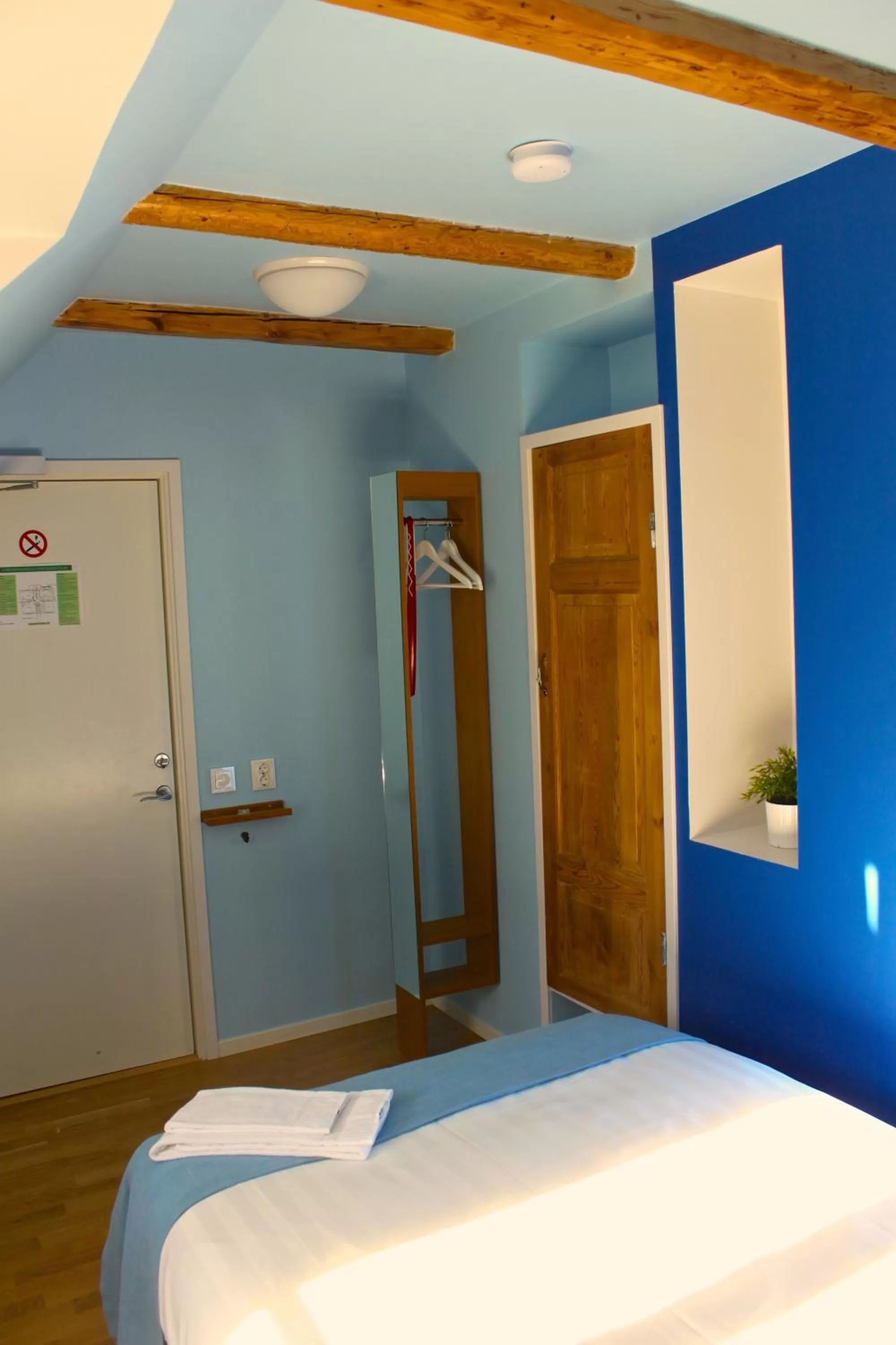 Decorative detail, Bed in Magles Smiley Inn