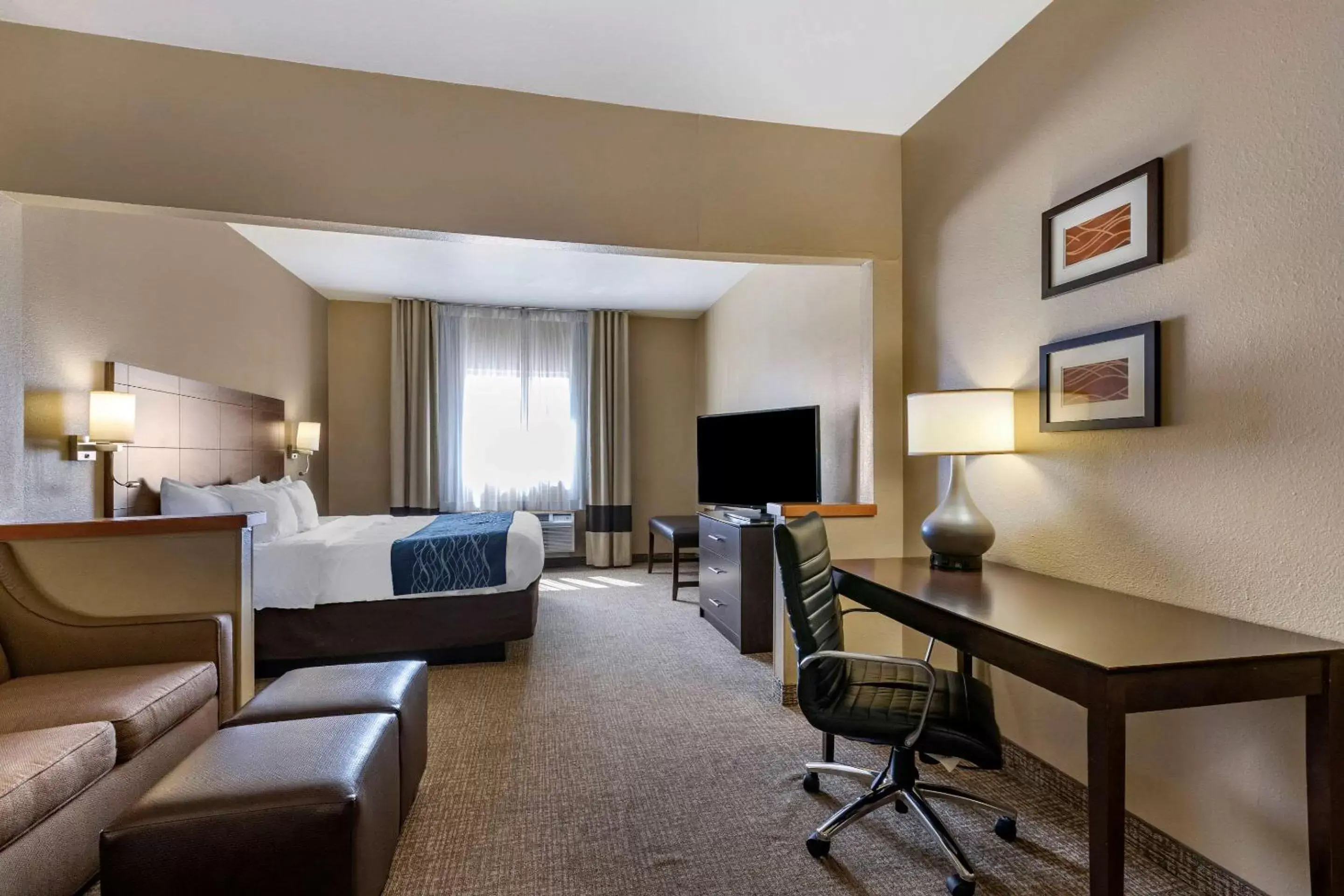 Bedroom in Comfort Inn & Suites Waterloo – Cedar Falls
