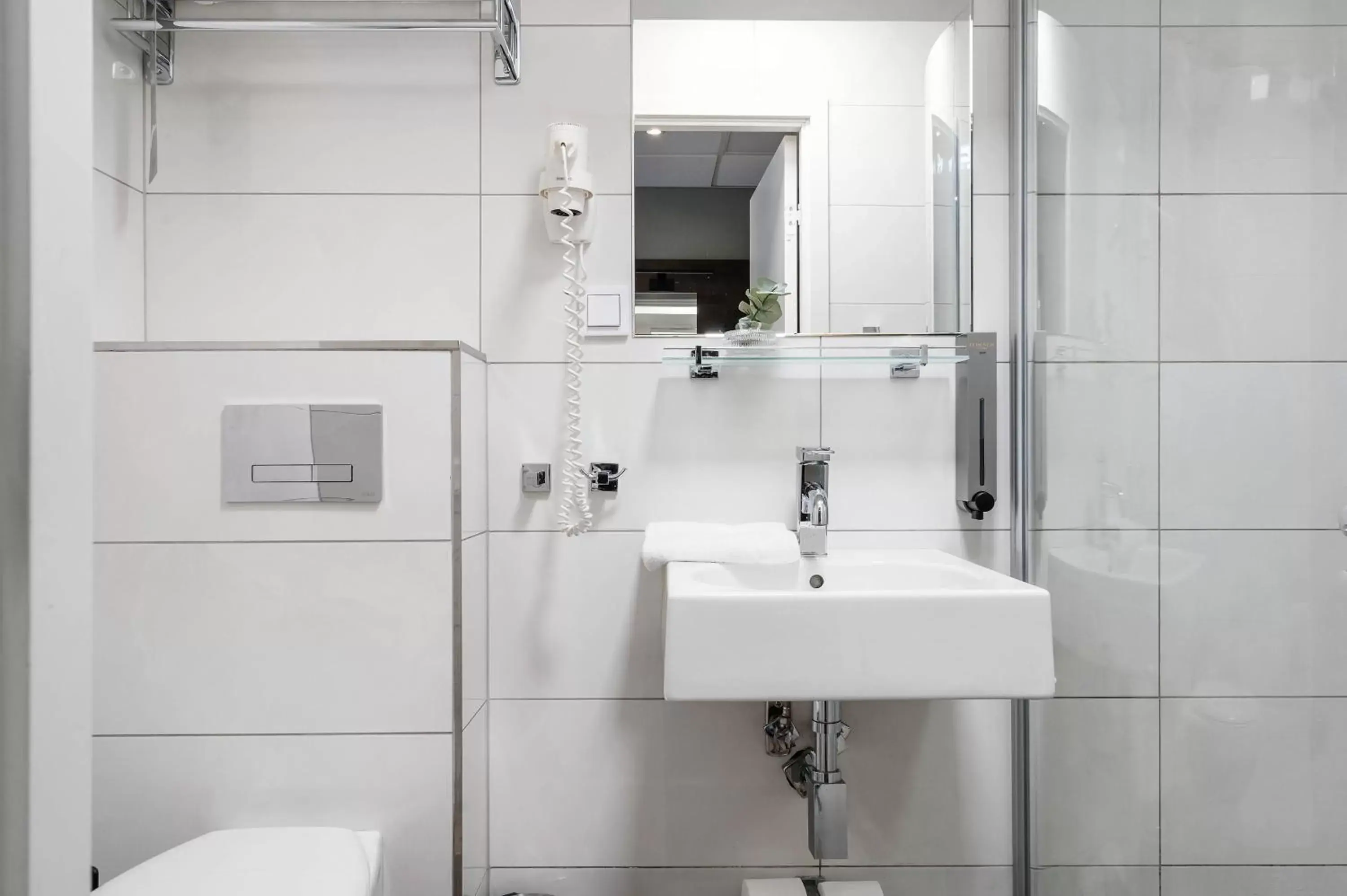 Shower, Bathroom in Hotel Point