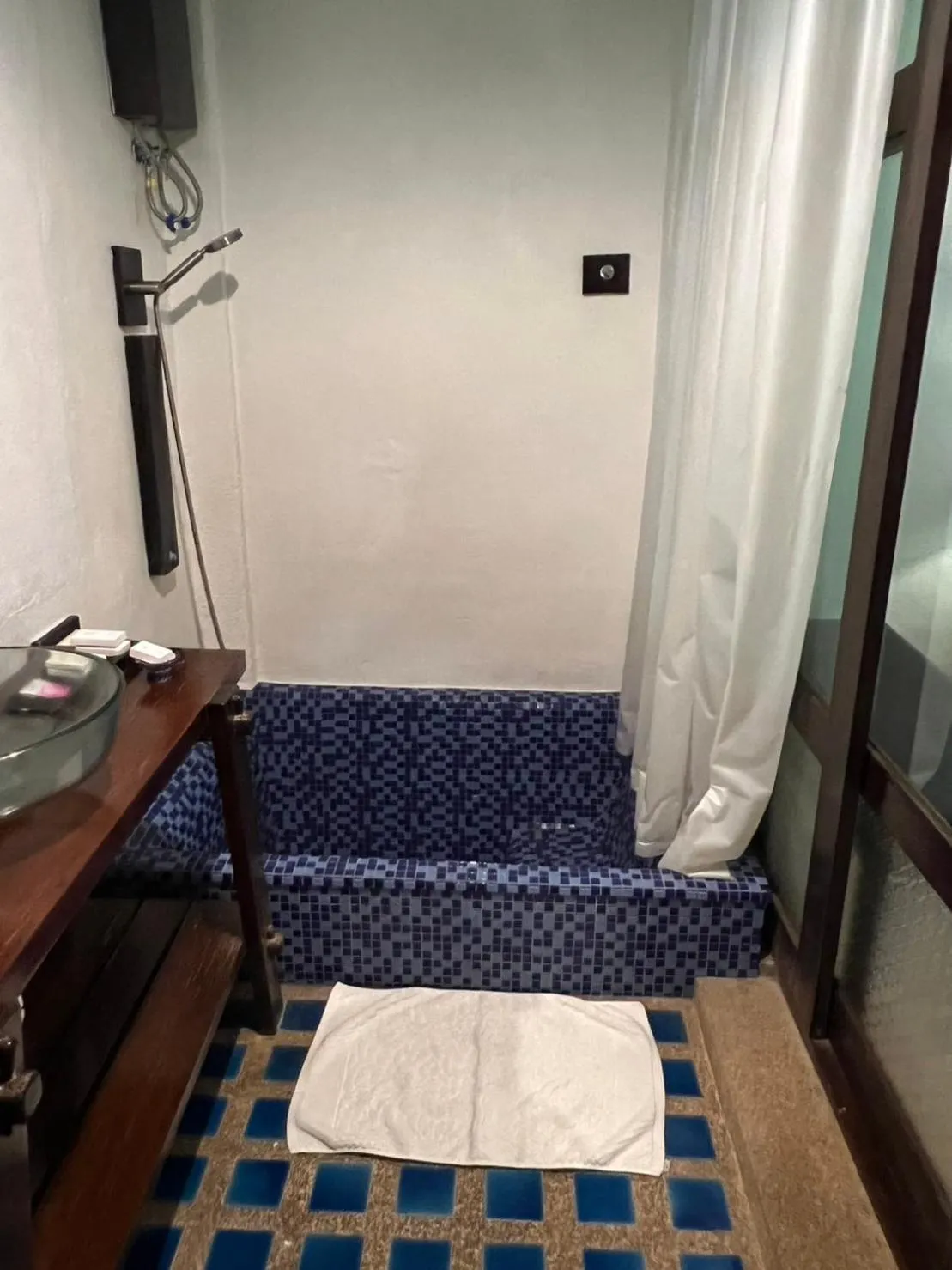 Property building, Bed in Banthai Village