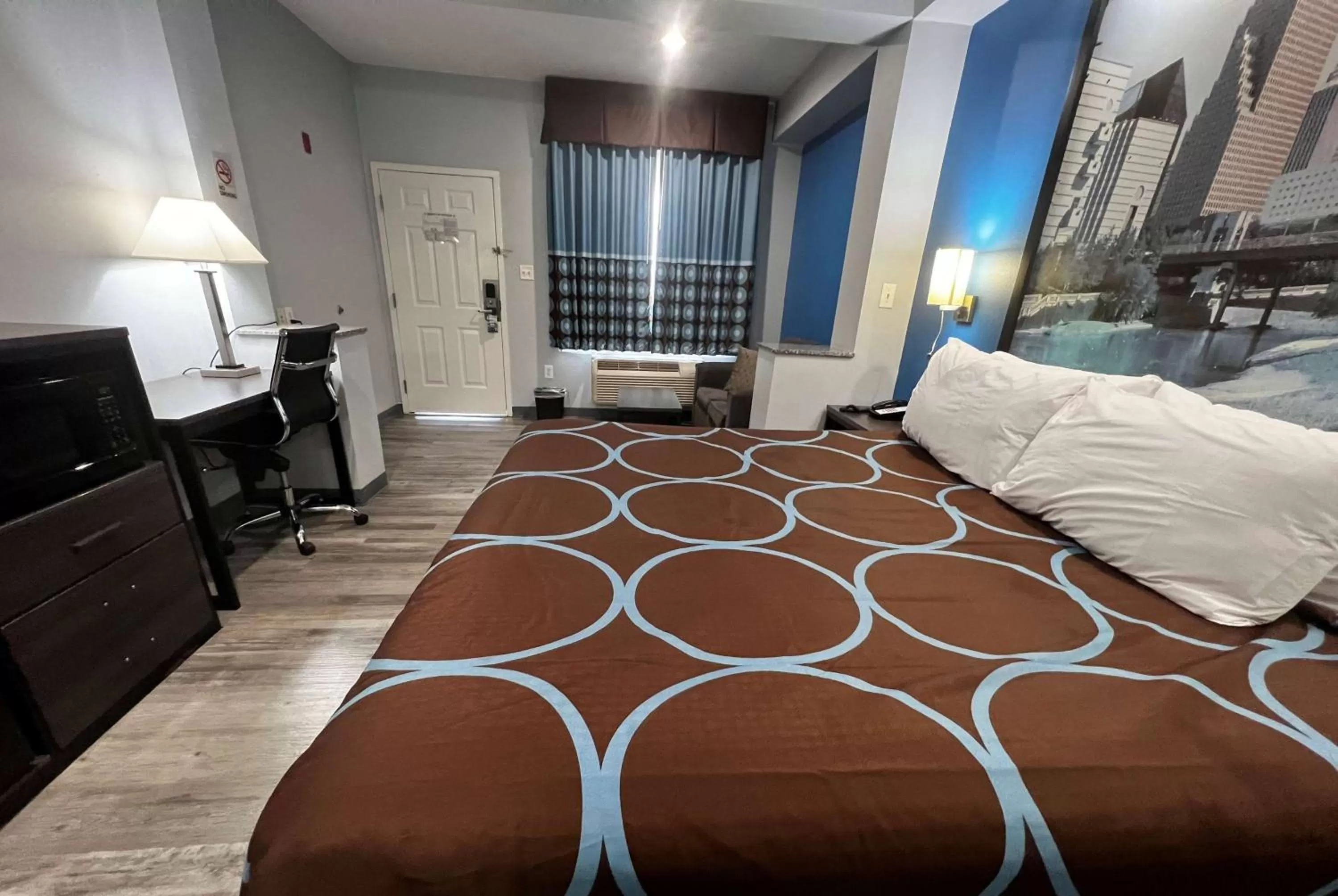Photo of the whole room, Bed in Super 8 by Wyndham Houston North I-45