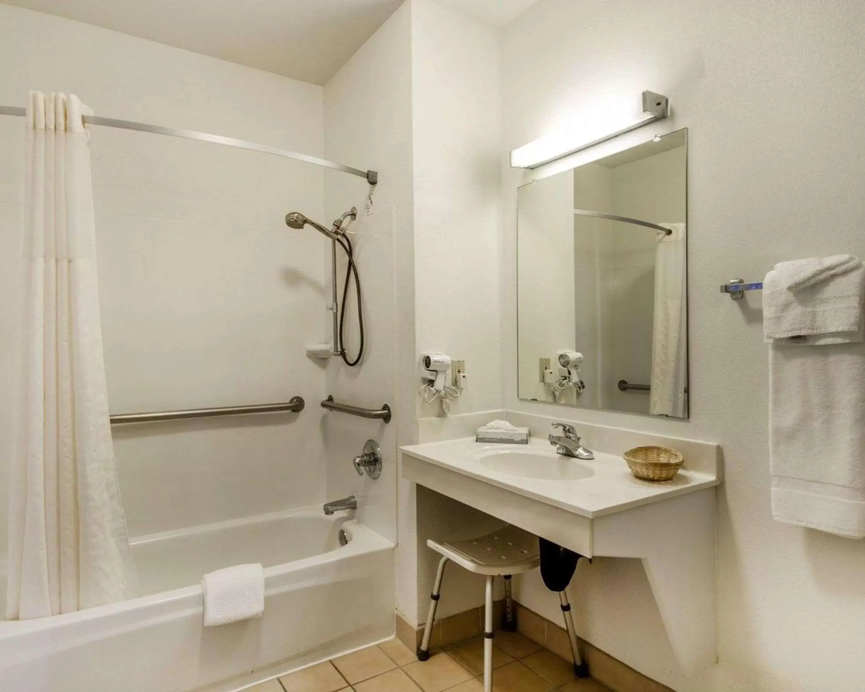 Bedroom, Bathroom in Rodeway Inn Watsonville
