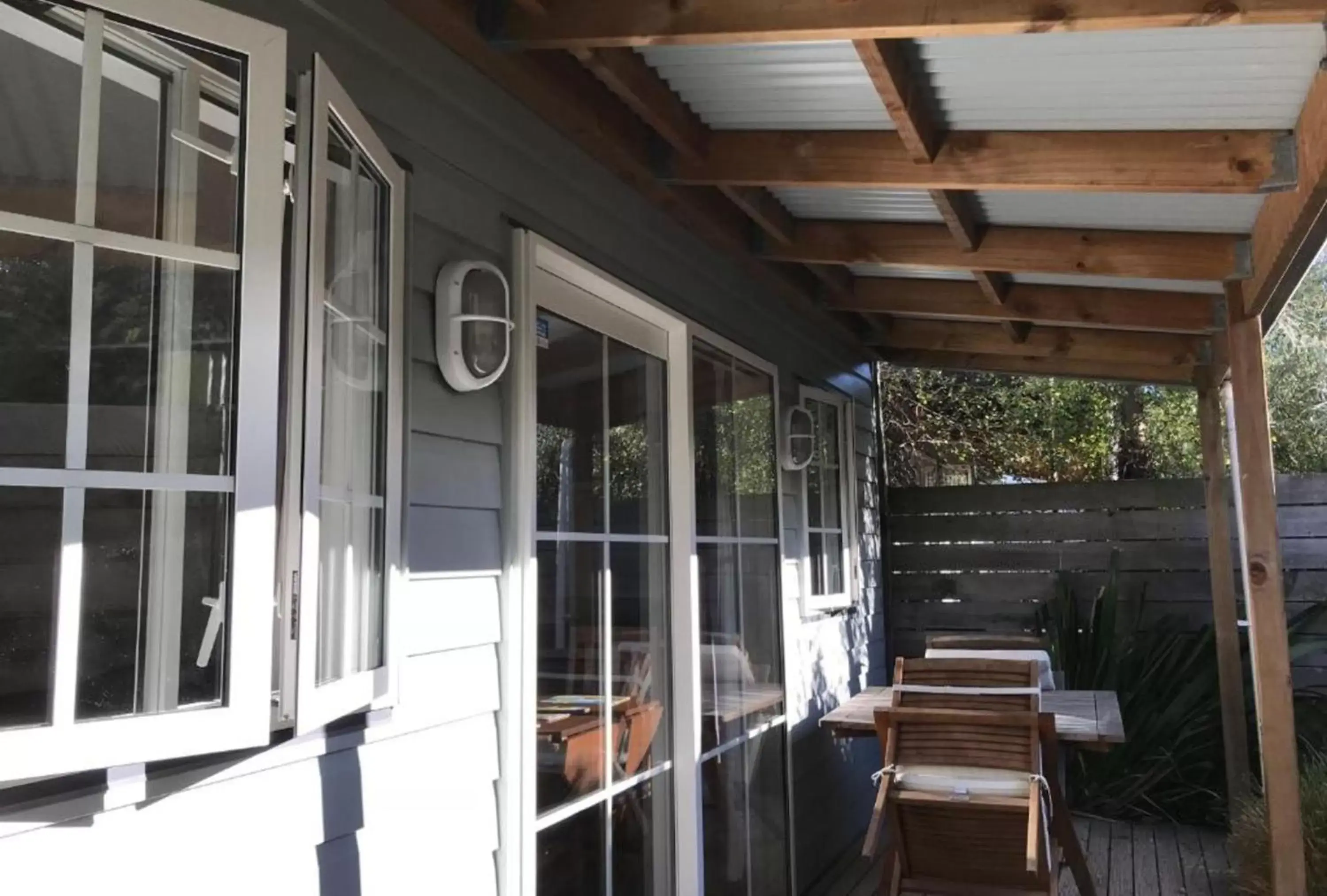 Patio in Cranford Cottages and Motel