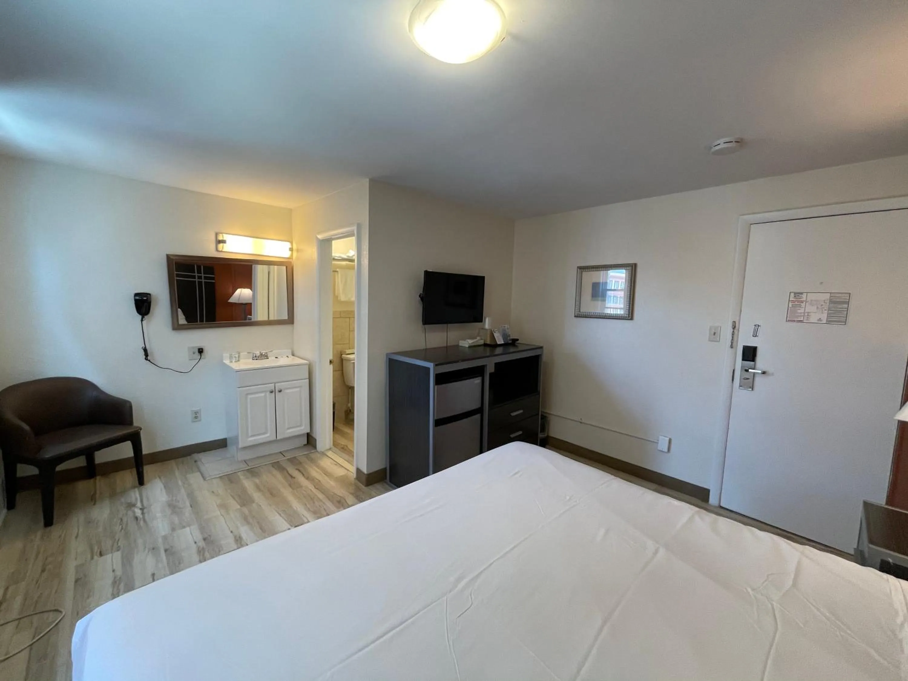 Bed in Wildwood Inn Hotel Beach & Boardwalk