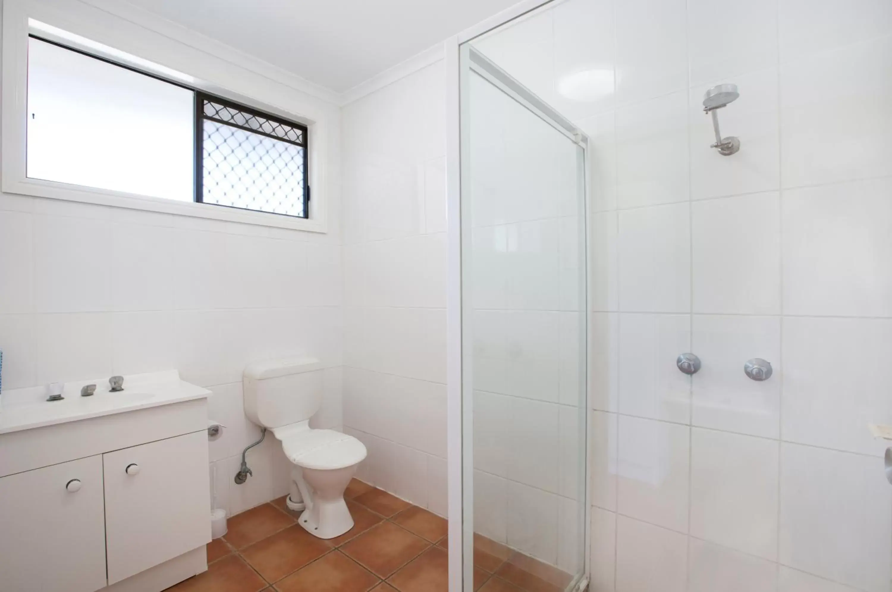 Shower, Bathroom in Kondari Hotel