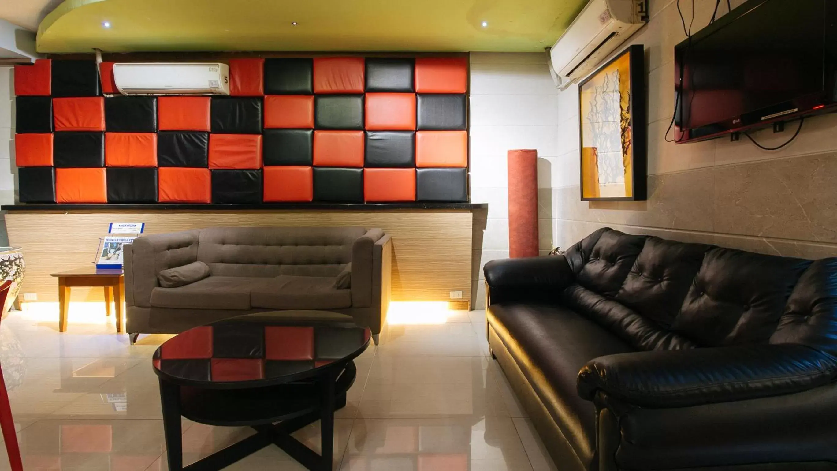 Lobby or reception, Seating Area in RedDoorz at Timog Avenue Quezon City - Vaccinated Staff