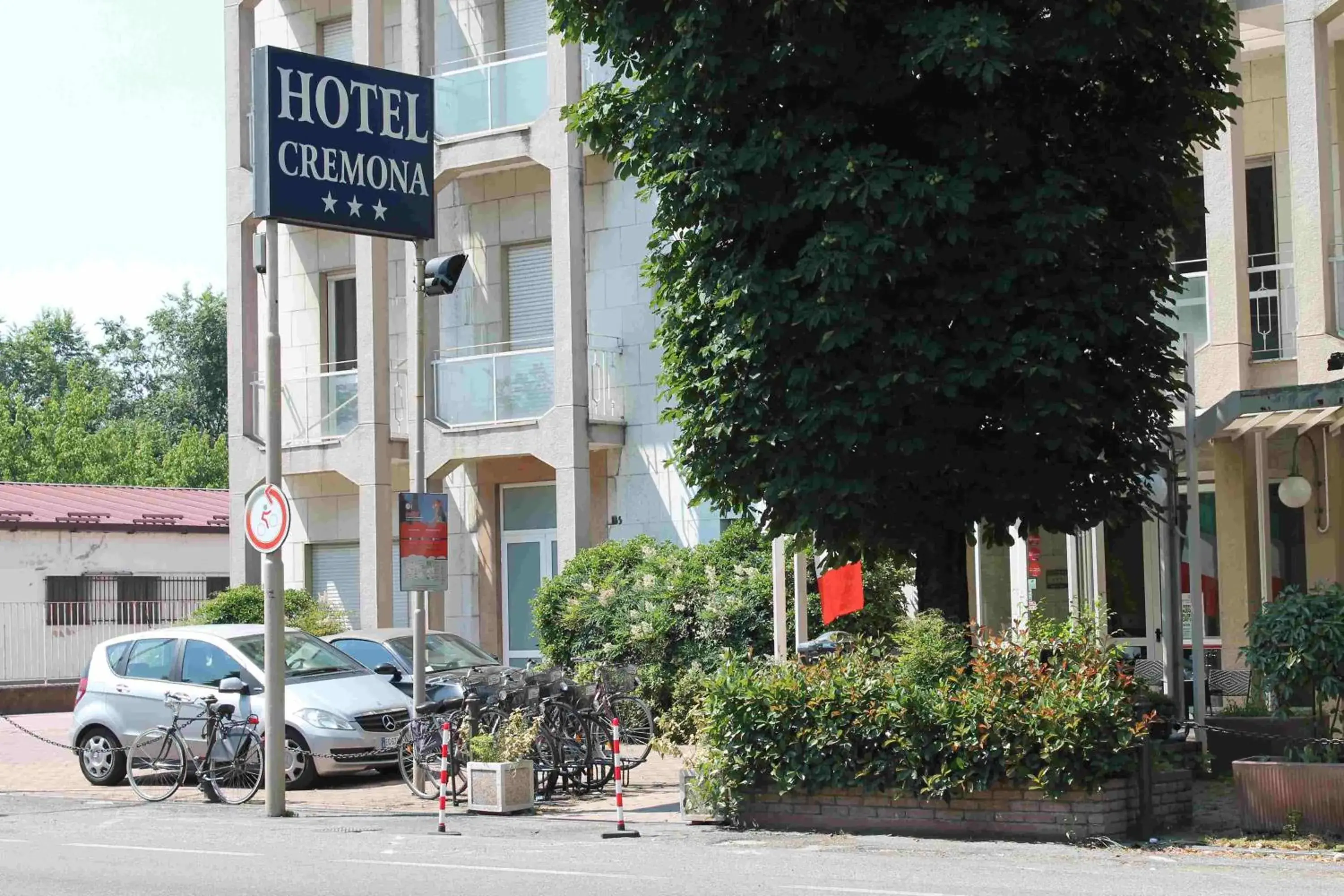 Facade/entrance, Property Building in Hotel Cremona Viale