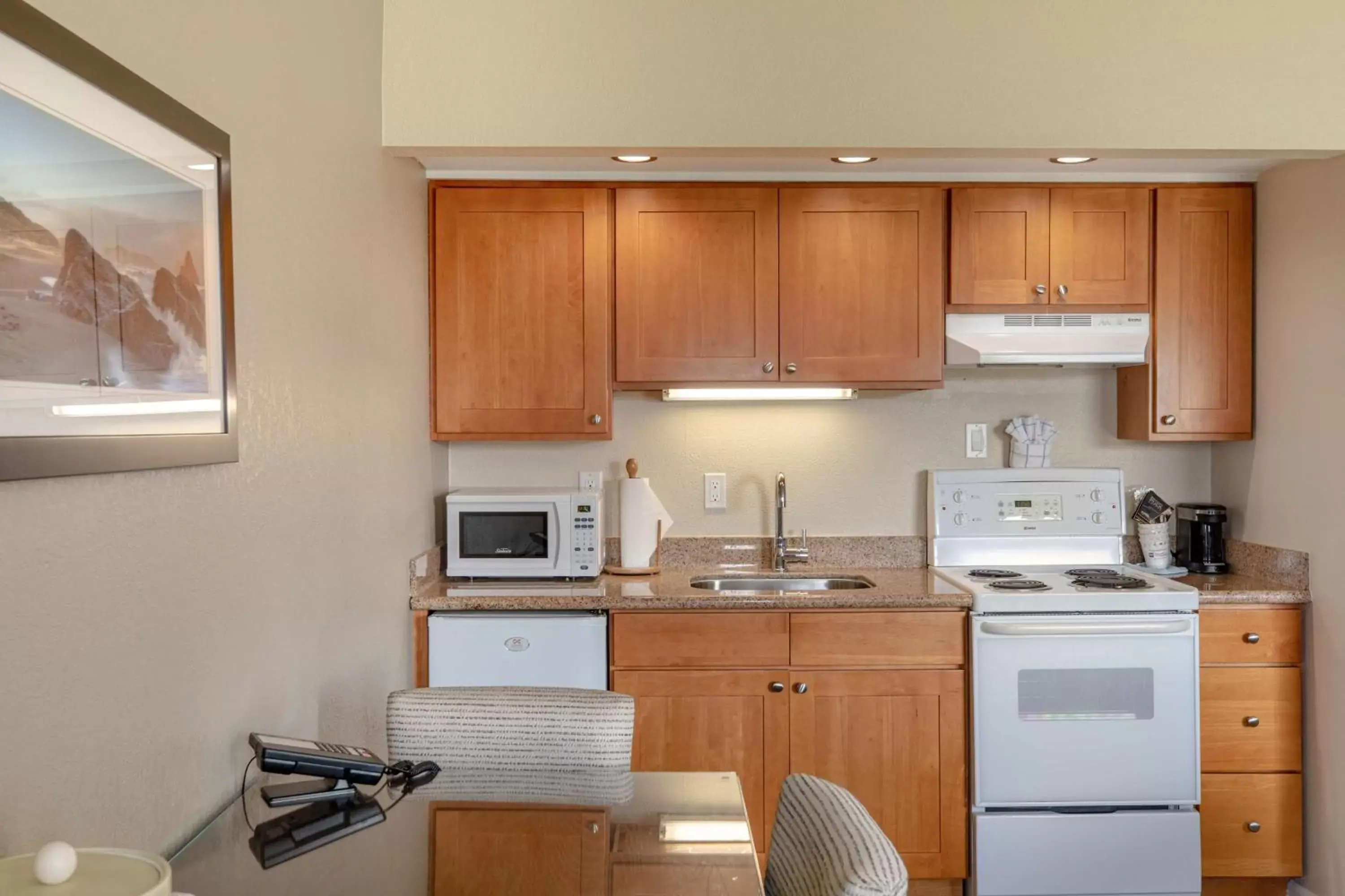 Kitchen or kitchenette, Kitchen/Kitchenette in Best Western Inn at Face Rock