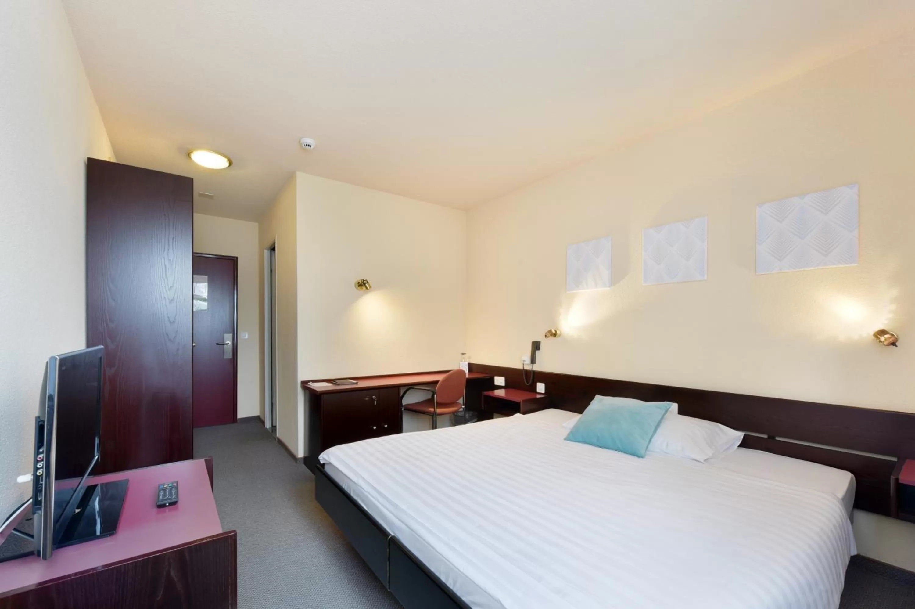 Bed in Hôtel des Mosaiques