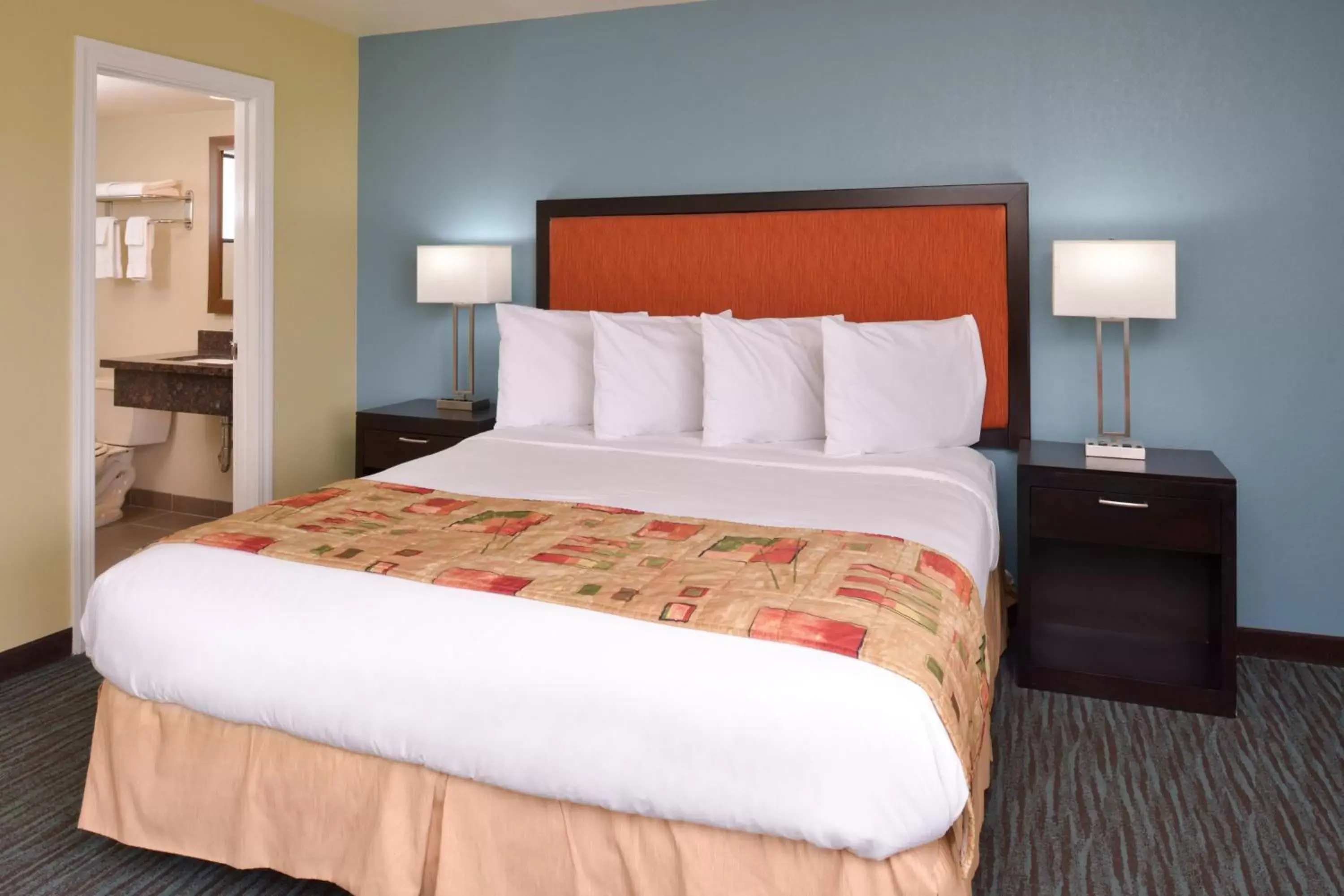 Queen Room in Bay View Inn - Morro Bay Queen Room in Bay View Inn - Morro Bay