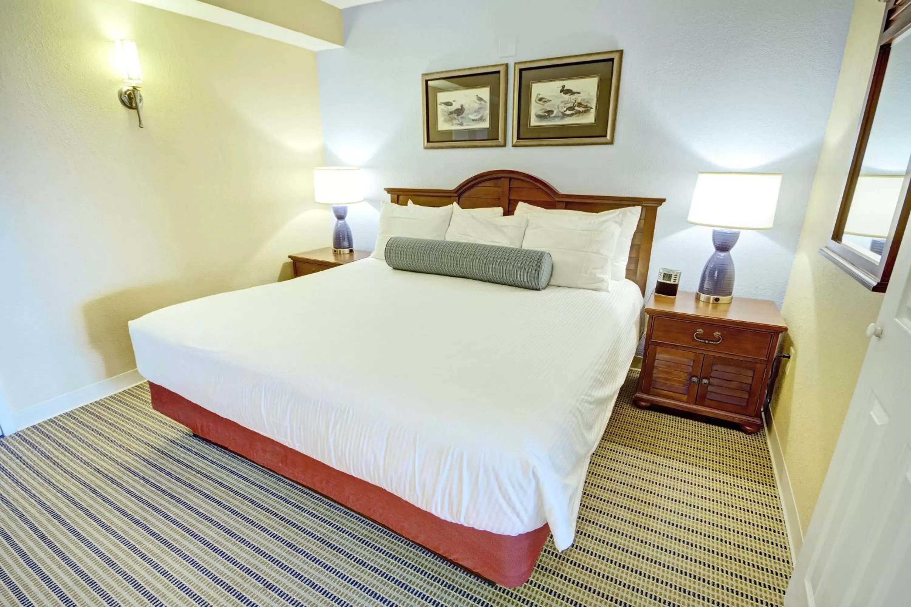 Property building, Bed in Club Wyndham Inn on Long Wharf