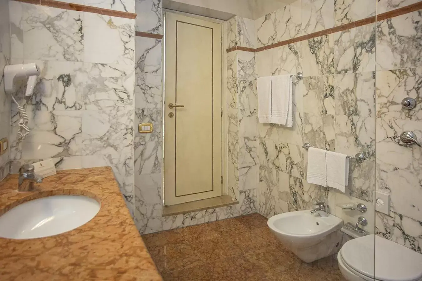 Shower, Bathroom in Hotel Donatello