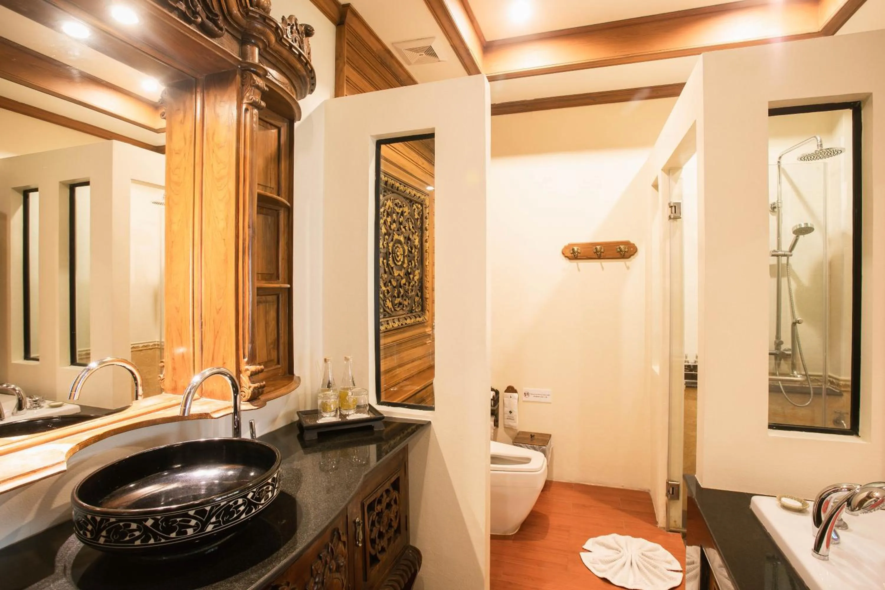 Toilet in Pingviman Hotel