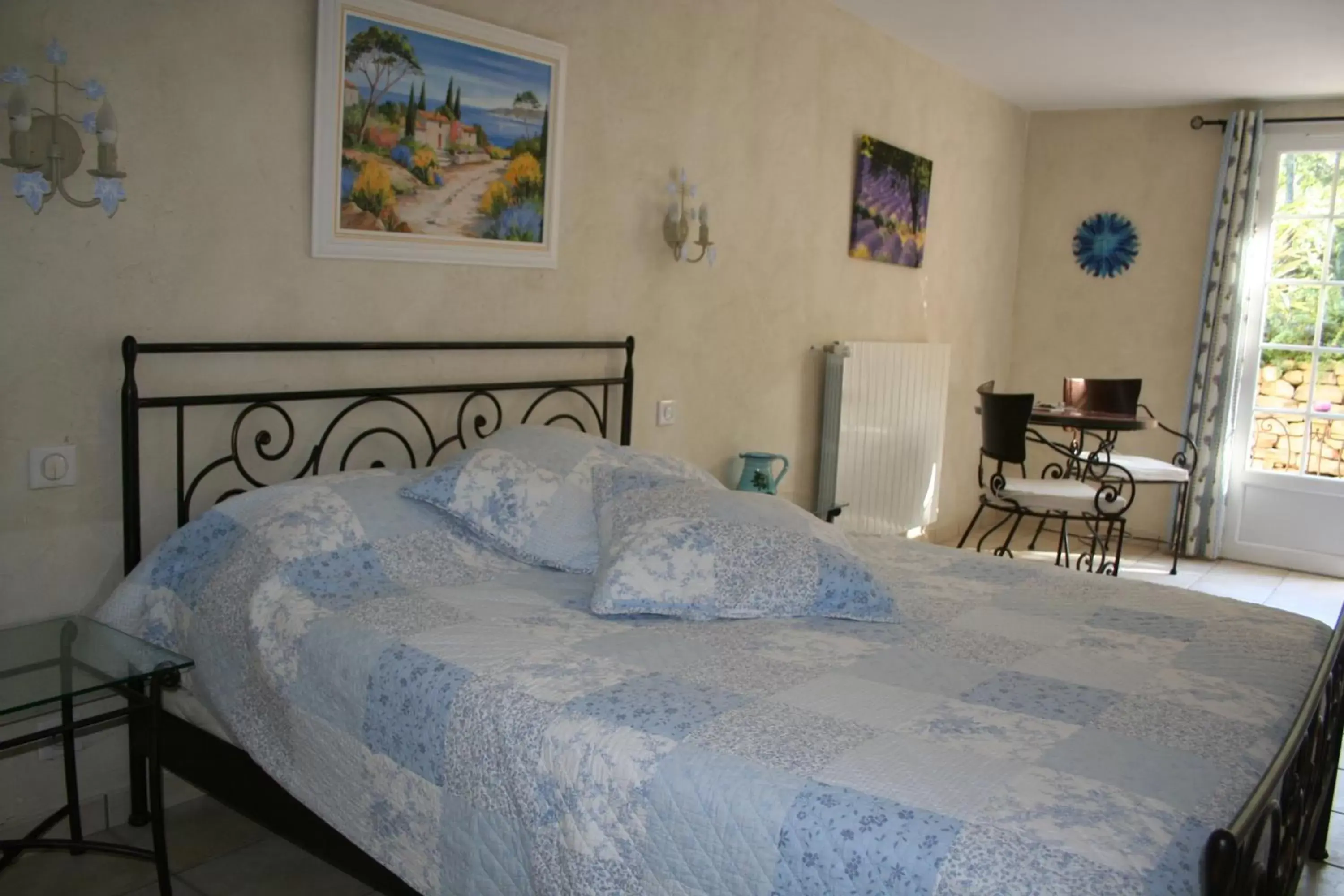 Bedroom, Bed in LE MAS DES TARENTES Chambres d'hôtes