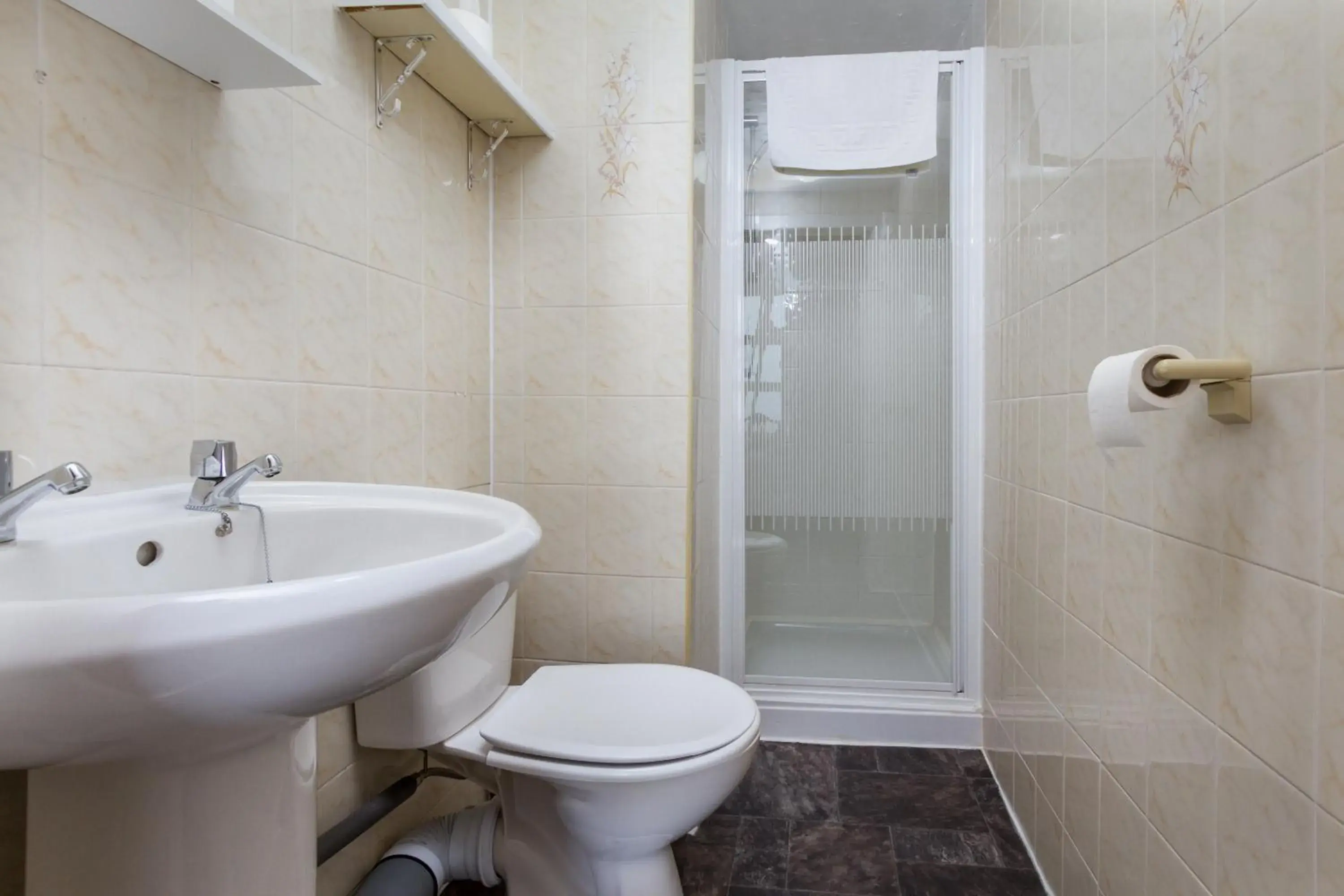 Shower, Bathroom in Maples Hotel