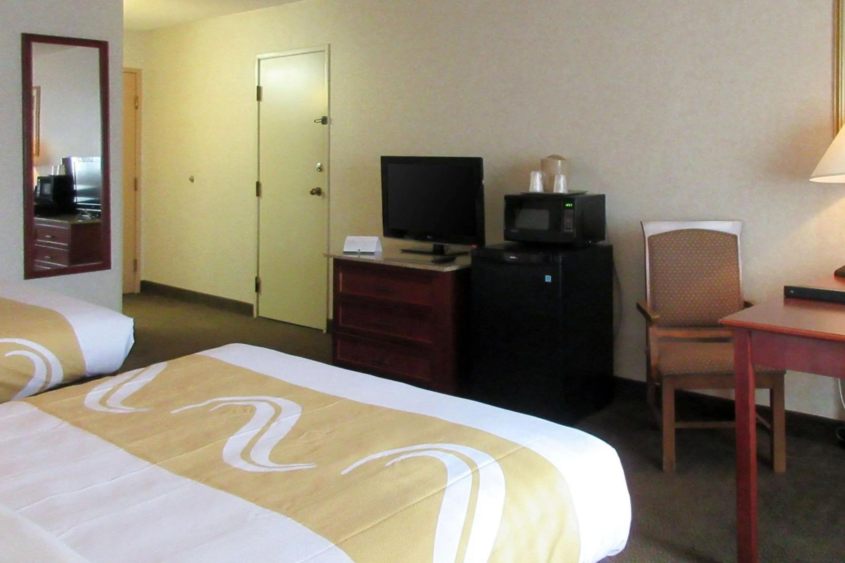 Photo of the whole room, Bed in Quality Inn & Suites Albuquerque Midtown - University Area