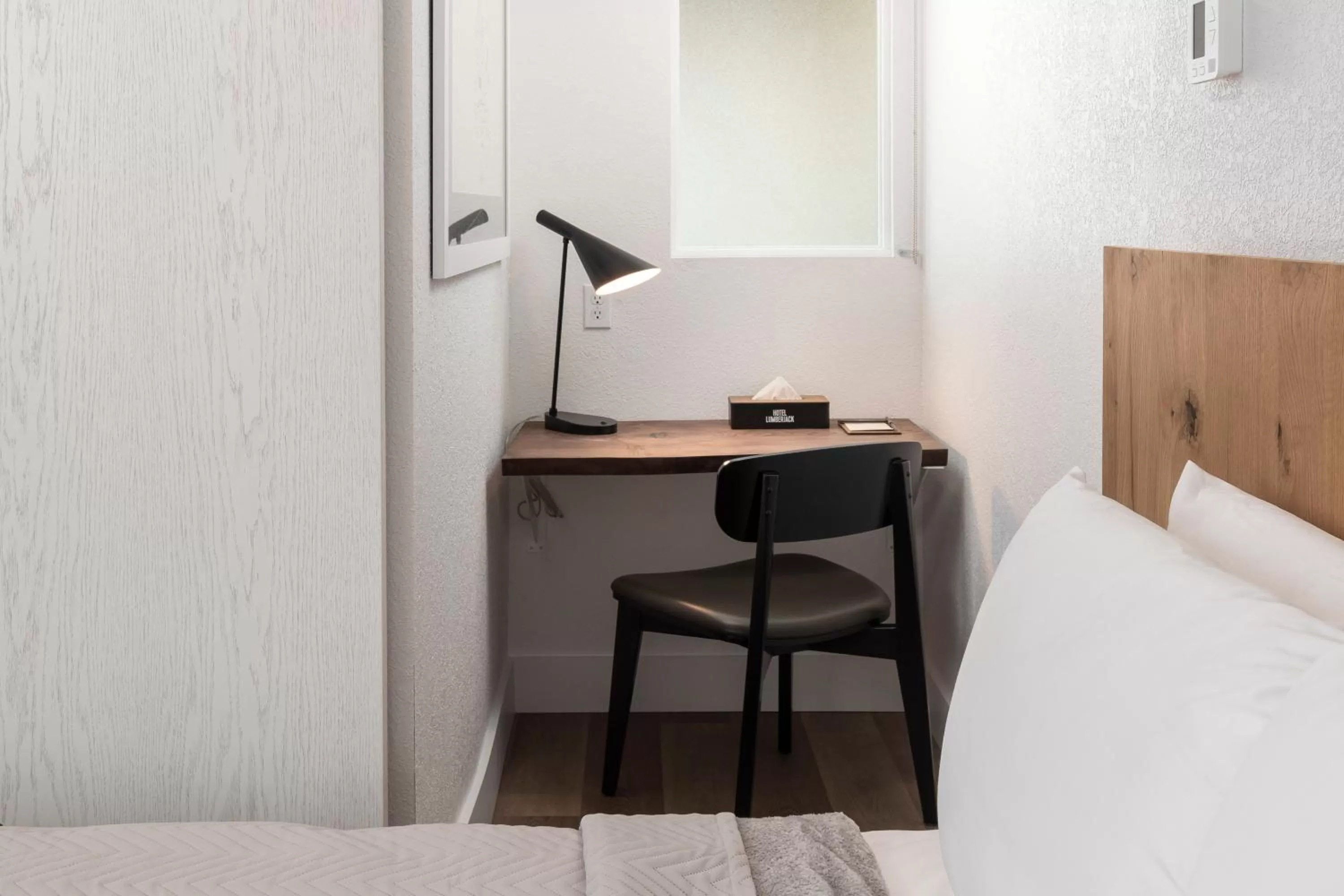 Seating area, Bed in Hotel Lumberjack - Sonora