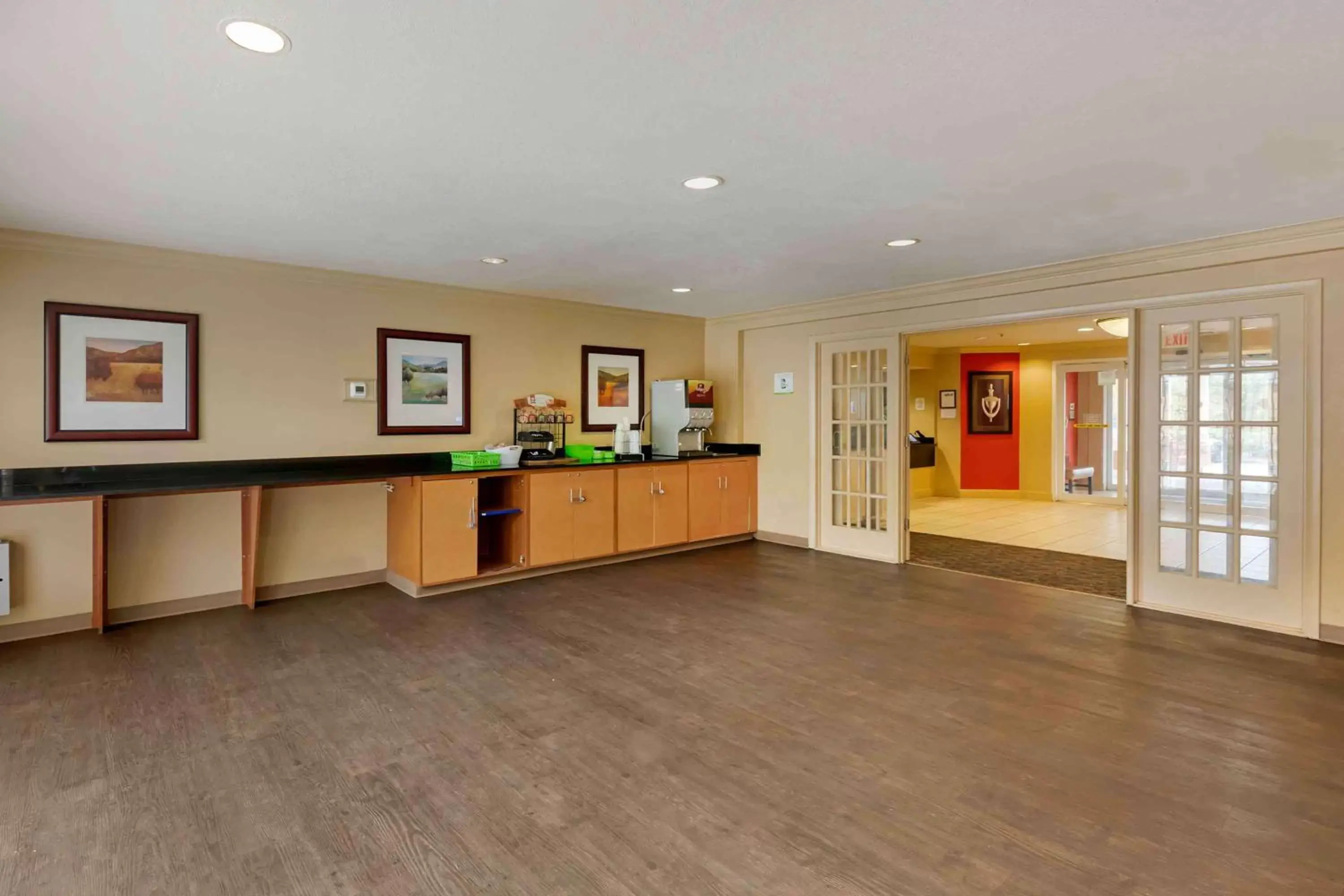 Breakfast, Lobby/Reception in Extended Stay America Suites - Orlando - Convention Center - 6443 Westwood