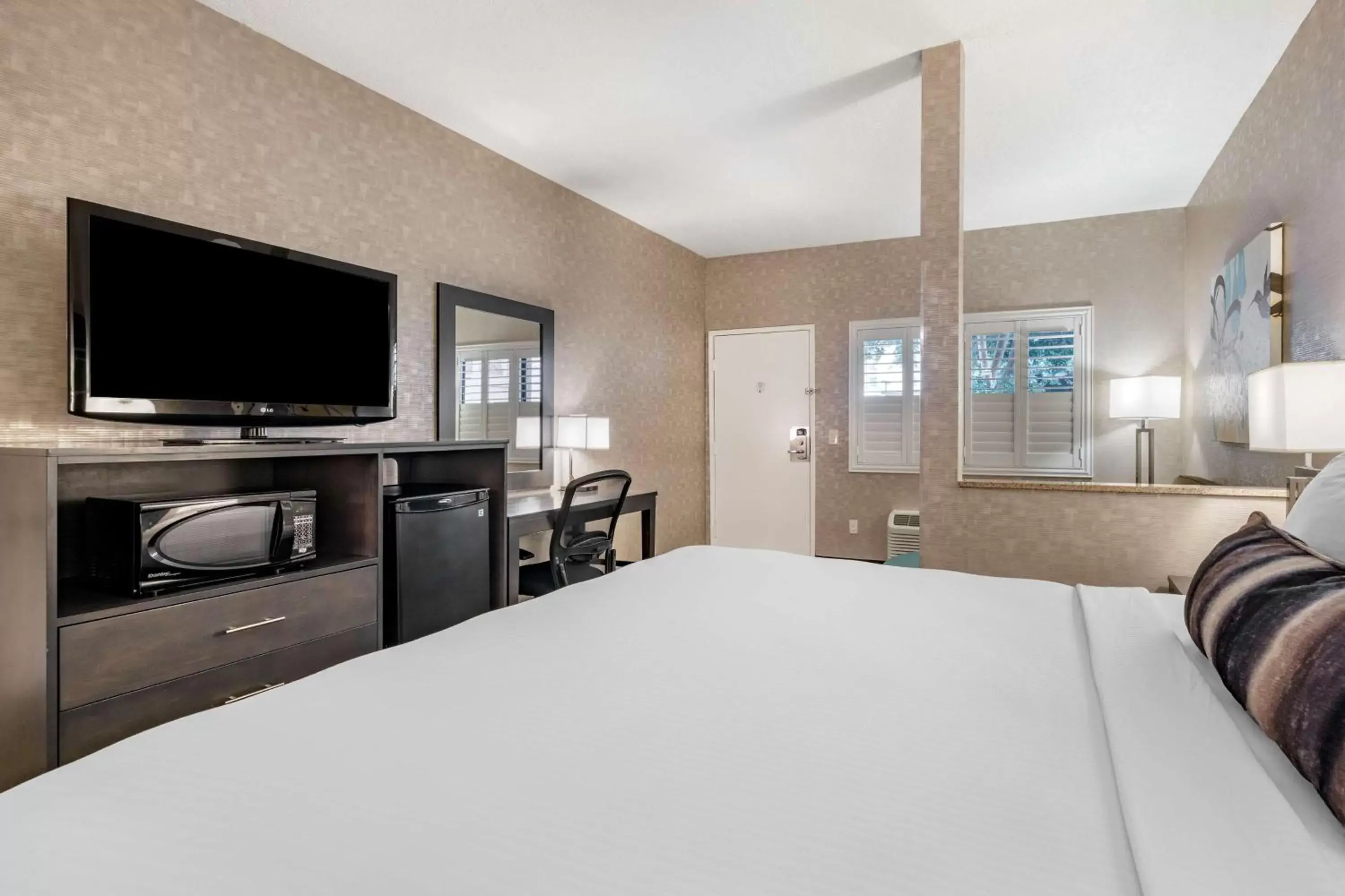 TV/Entertainment Center in Best Western Plus Park Place Inn - Mini Suites