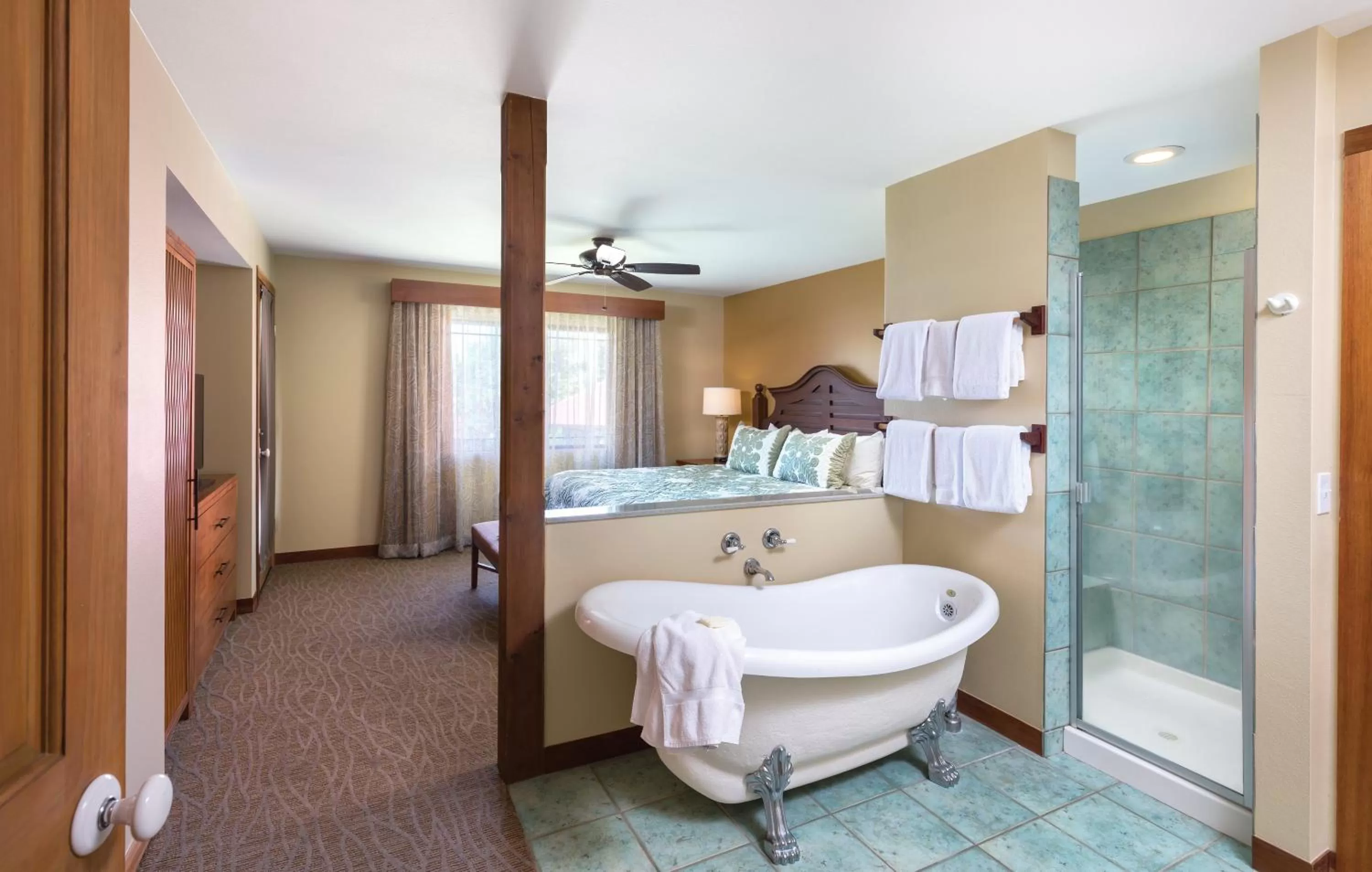 Bathroom, Bed in Club Wyndham Kona