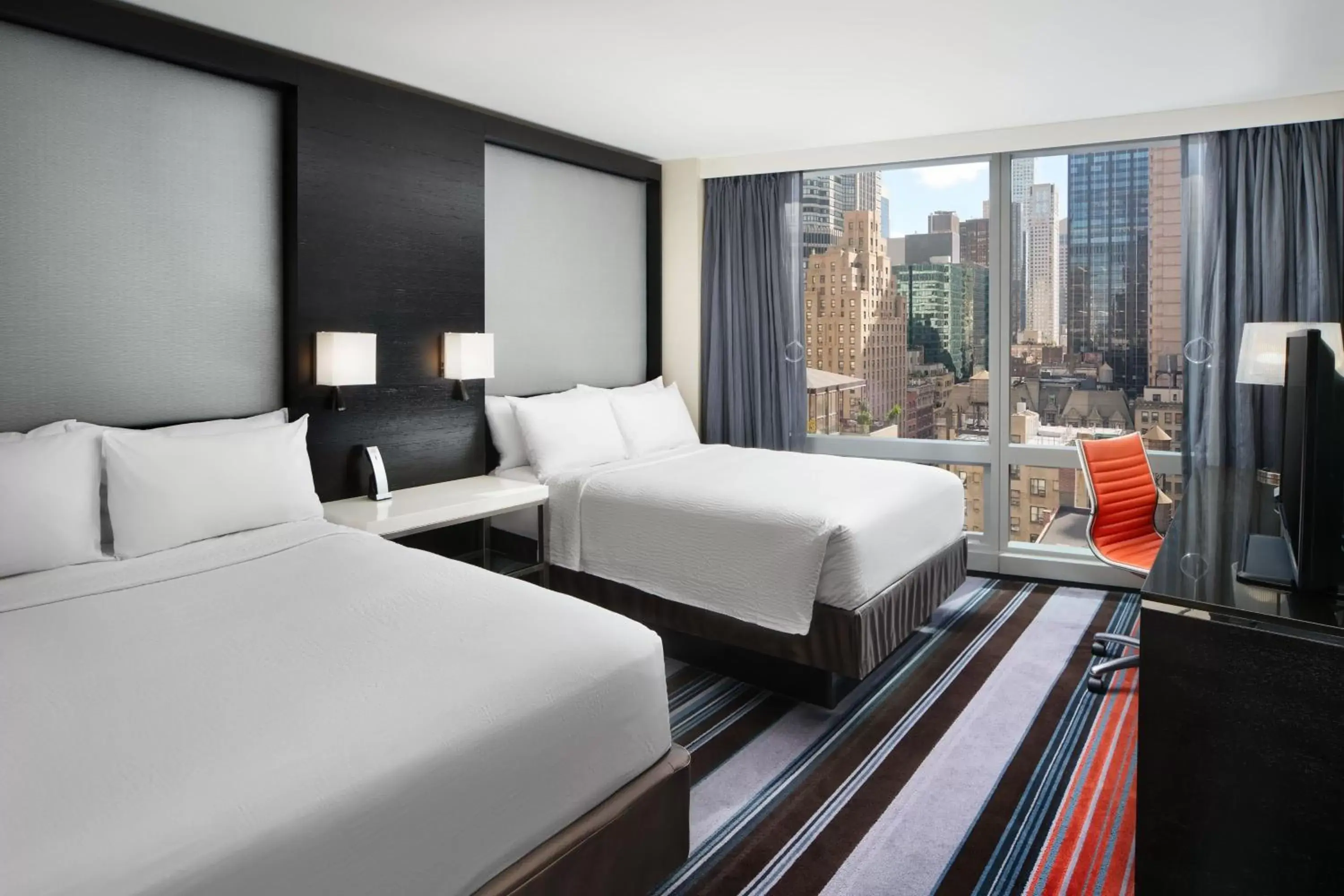 Photo of the whole room, Bed in Courtyard by Marriott New York Manhattan/Central Park