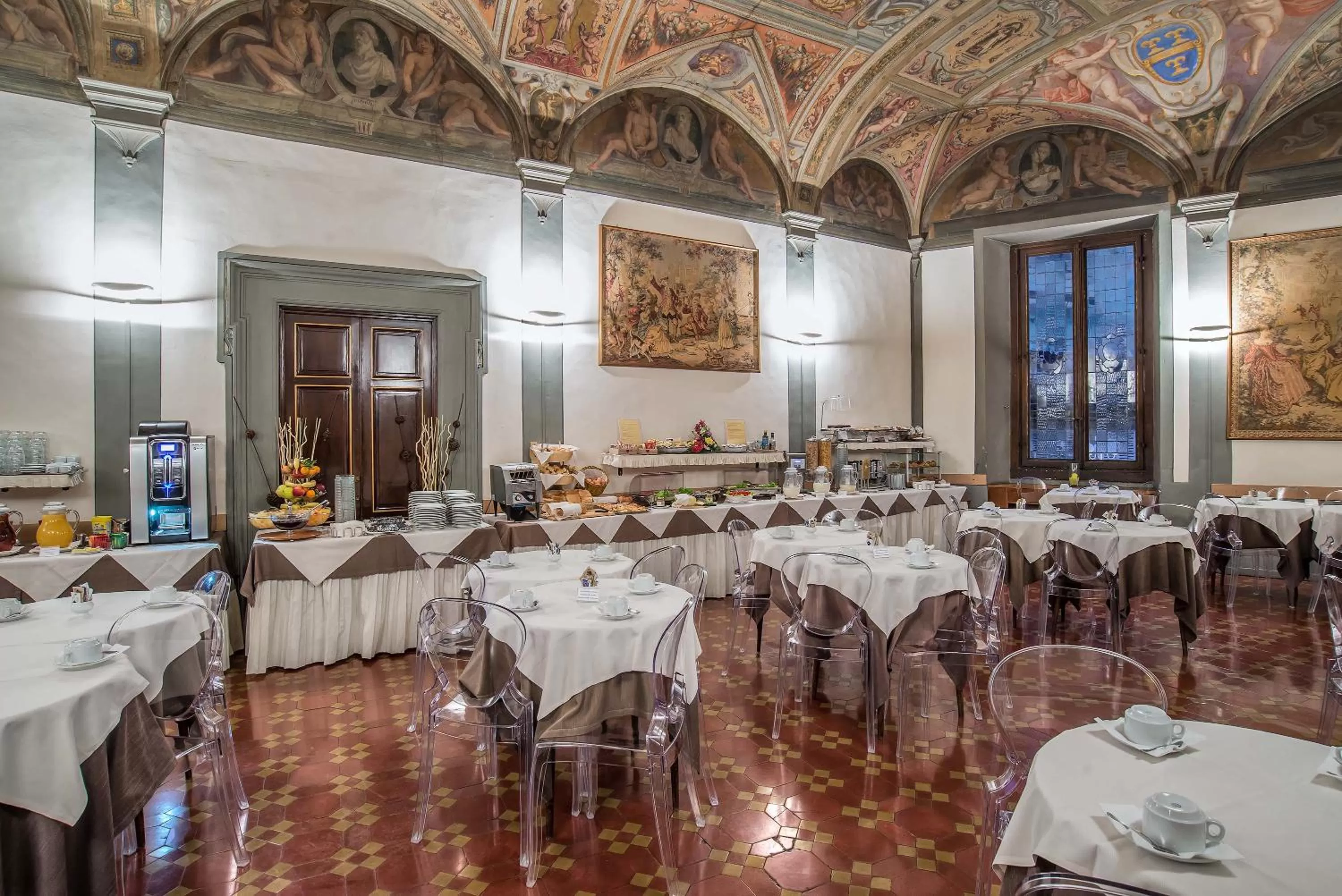 Restaurant/places to eat in Hotel Paris