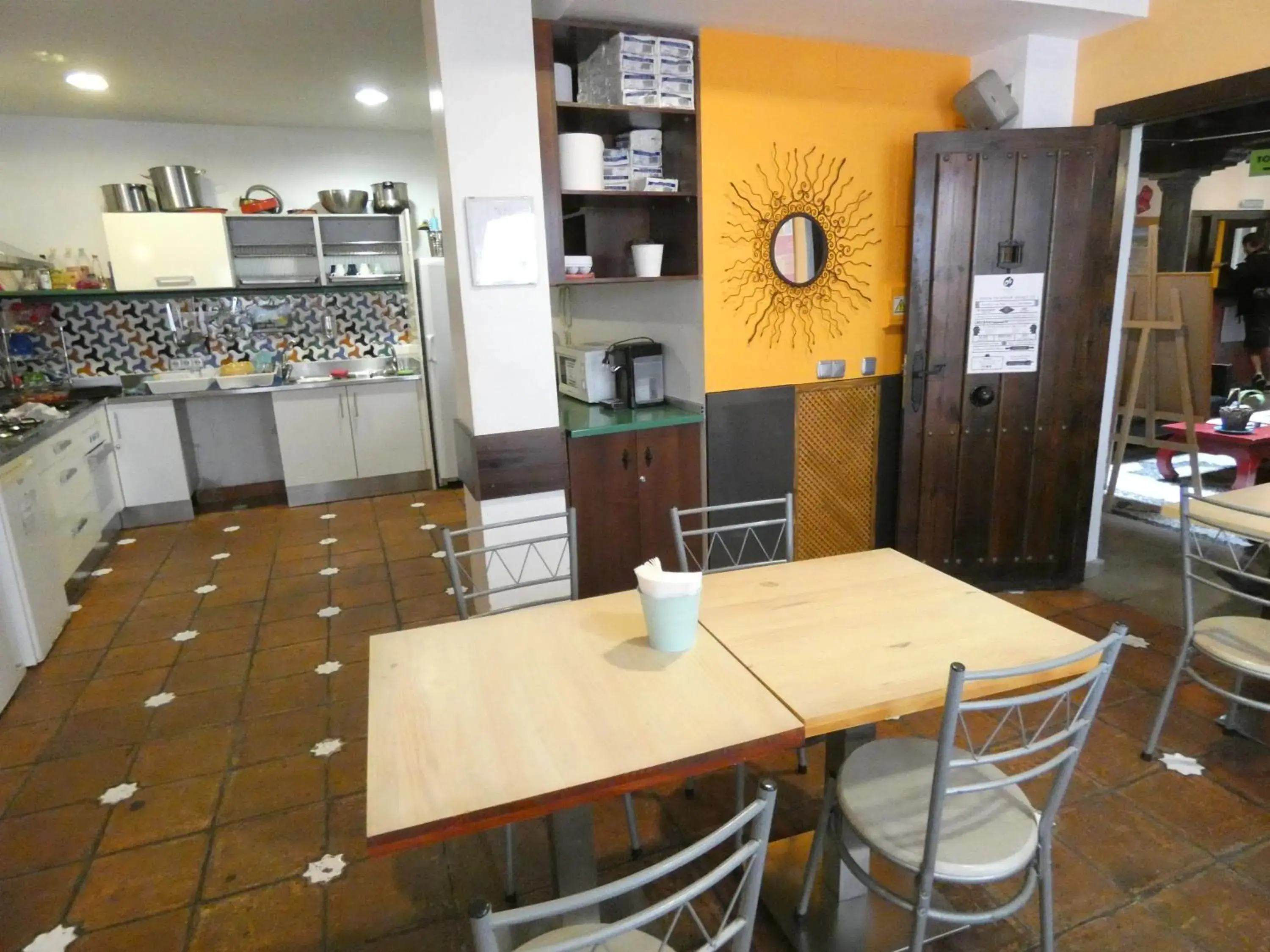 Communal kitchen, Restaurant/Places to Eat in Oasis Backpackers' Hostel Granada