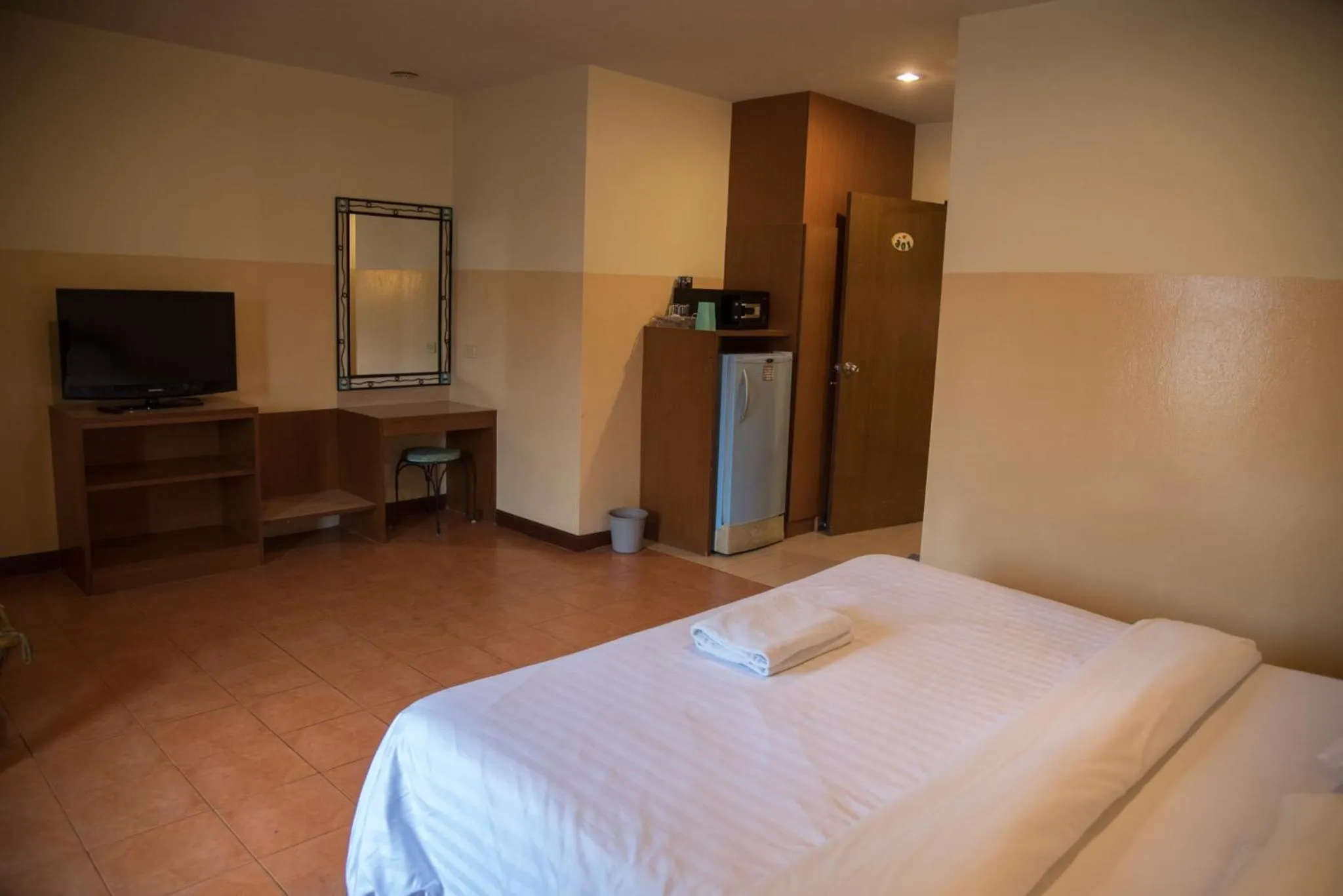 Photo of the whole room, Bed in Opey De Place