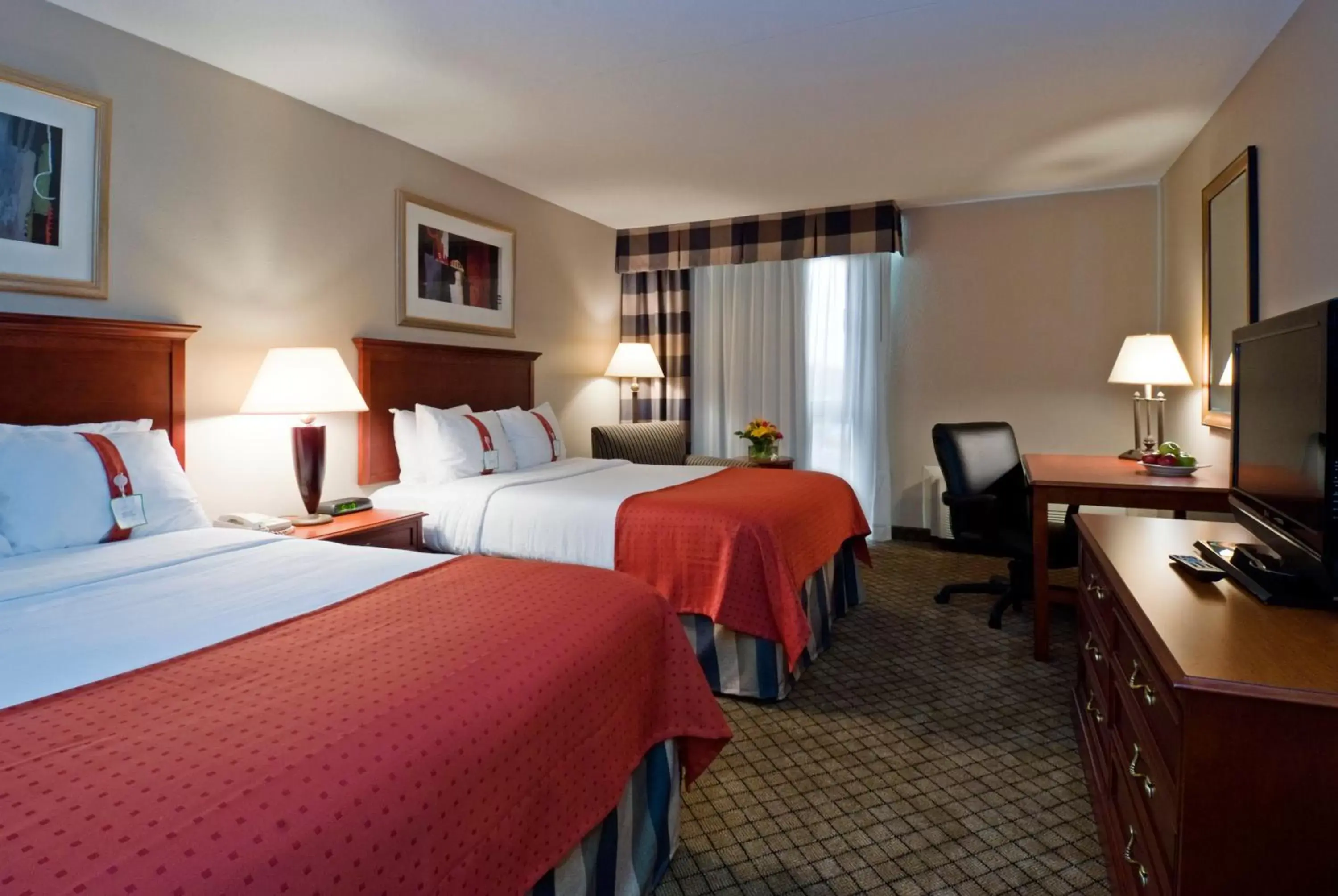 Photo of the whole room, Bed in Holiday Inn Cincinnati-Eastgate, an IHG Hotel