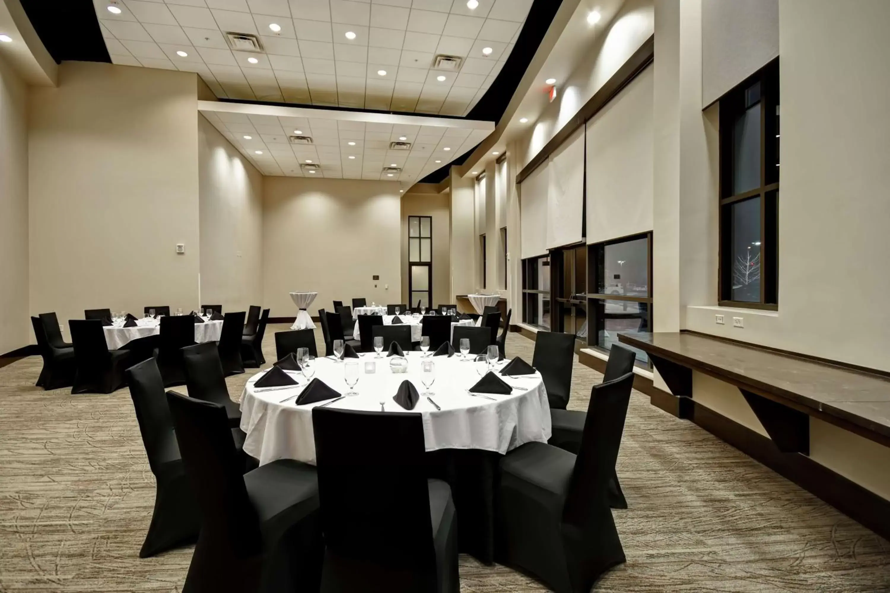 Meeting/conference room, Restaurant/Places to Eat in Embassy Suites Springfield