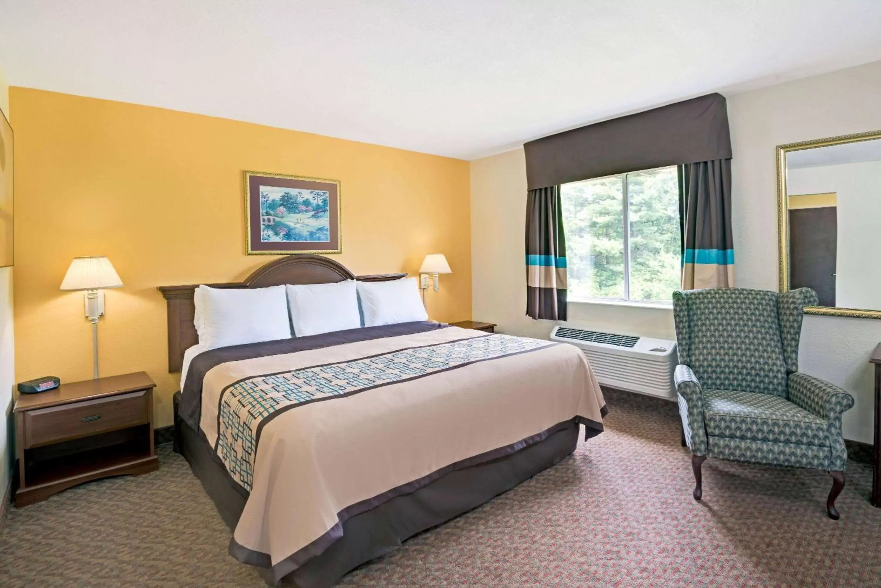 Bed in Days Inn & Suites by Wyndham Siler City