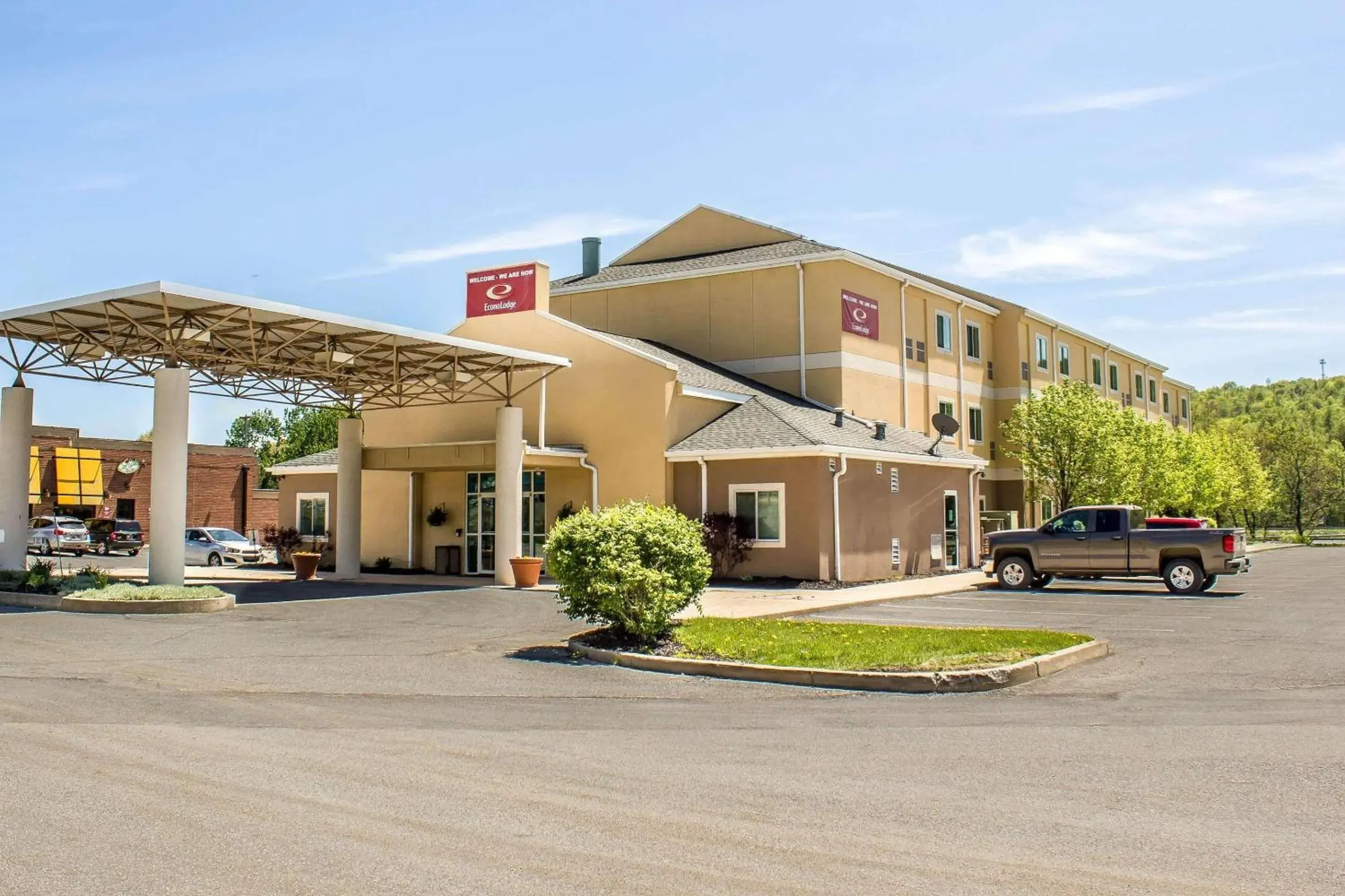 Property Building in Econo Lodge Meadville