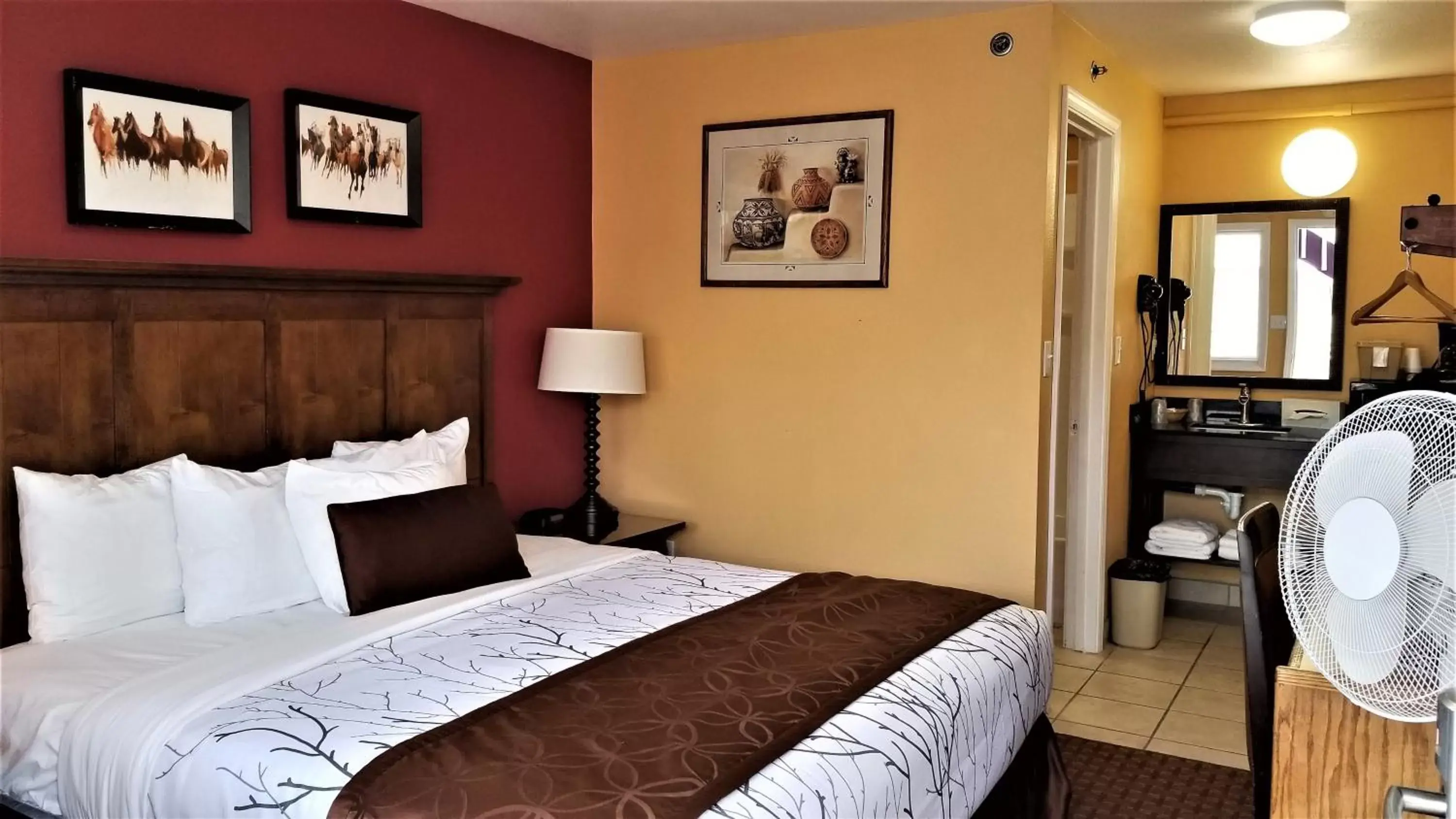 Bedroom, Bed in Royal Victorian Motel