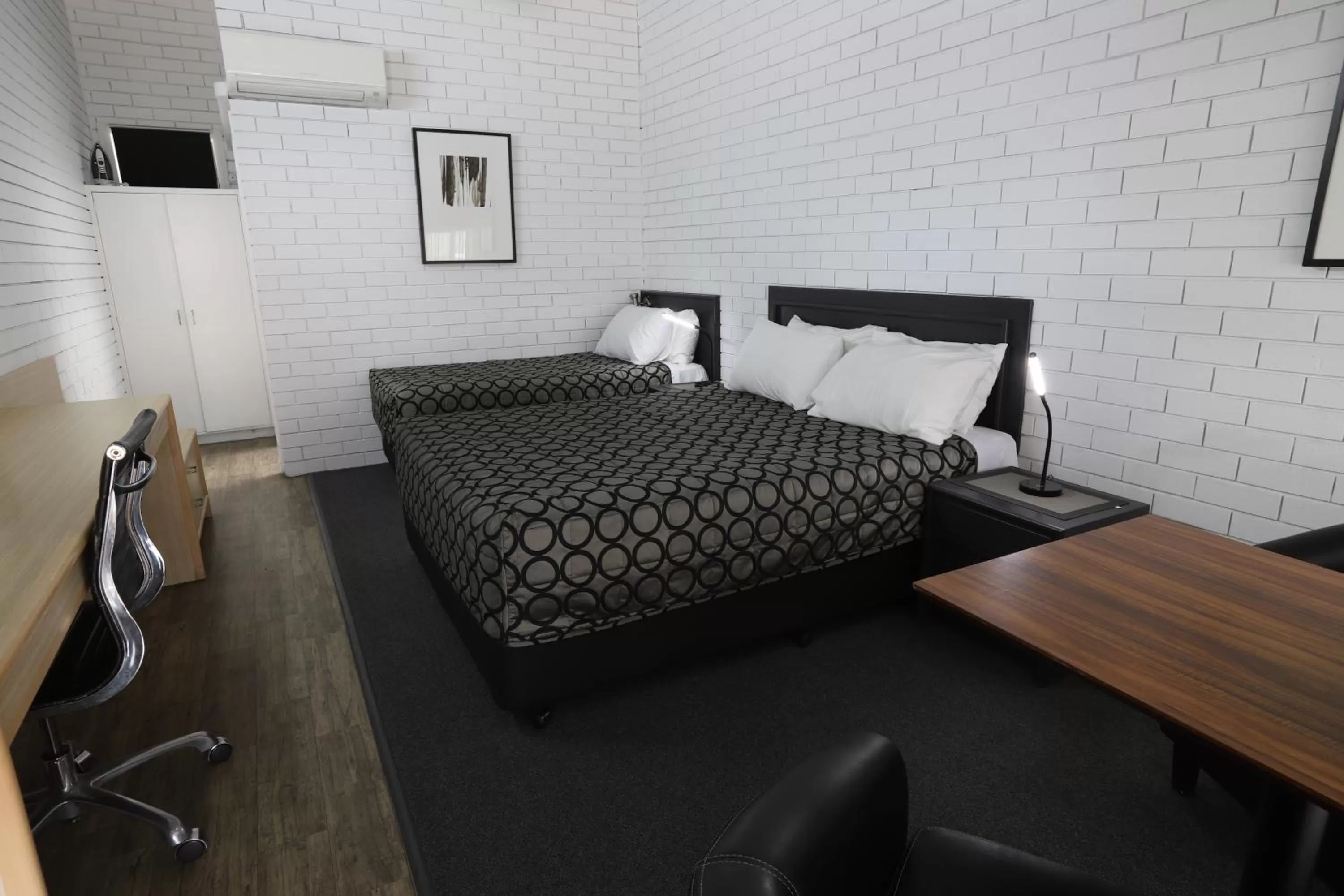 Photo of the whole room, Bed in The Town House Motor Inn