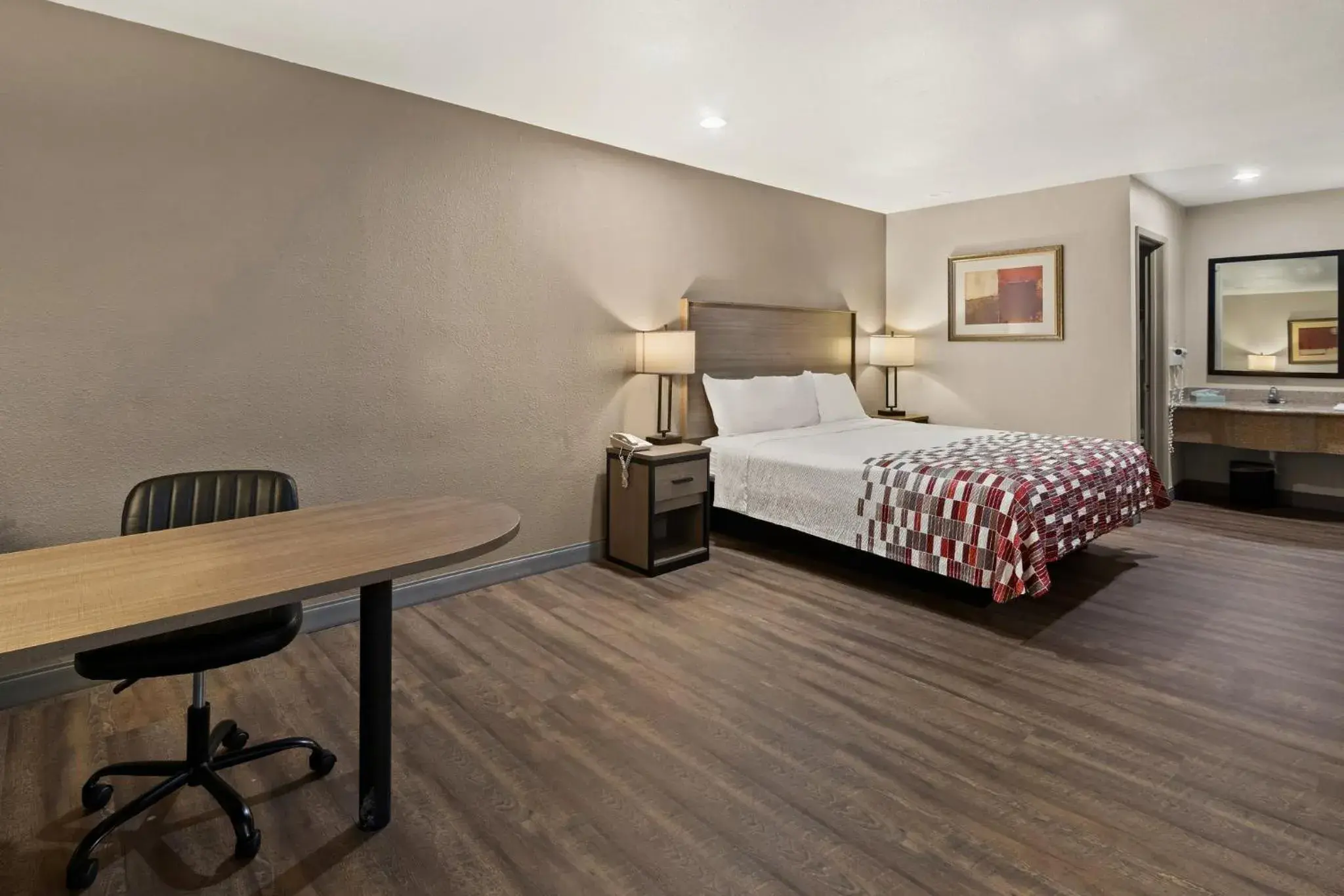 Photo of the whole room, Bed in Red Roof Inn & Suites Irving - DFW Airport South