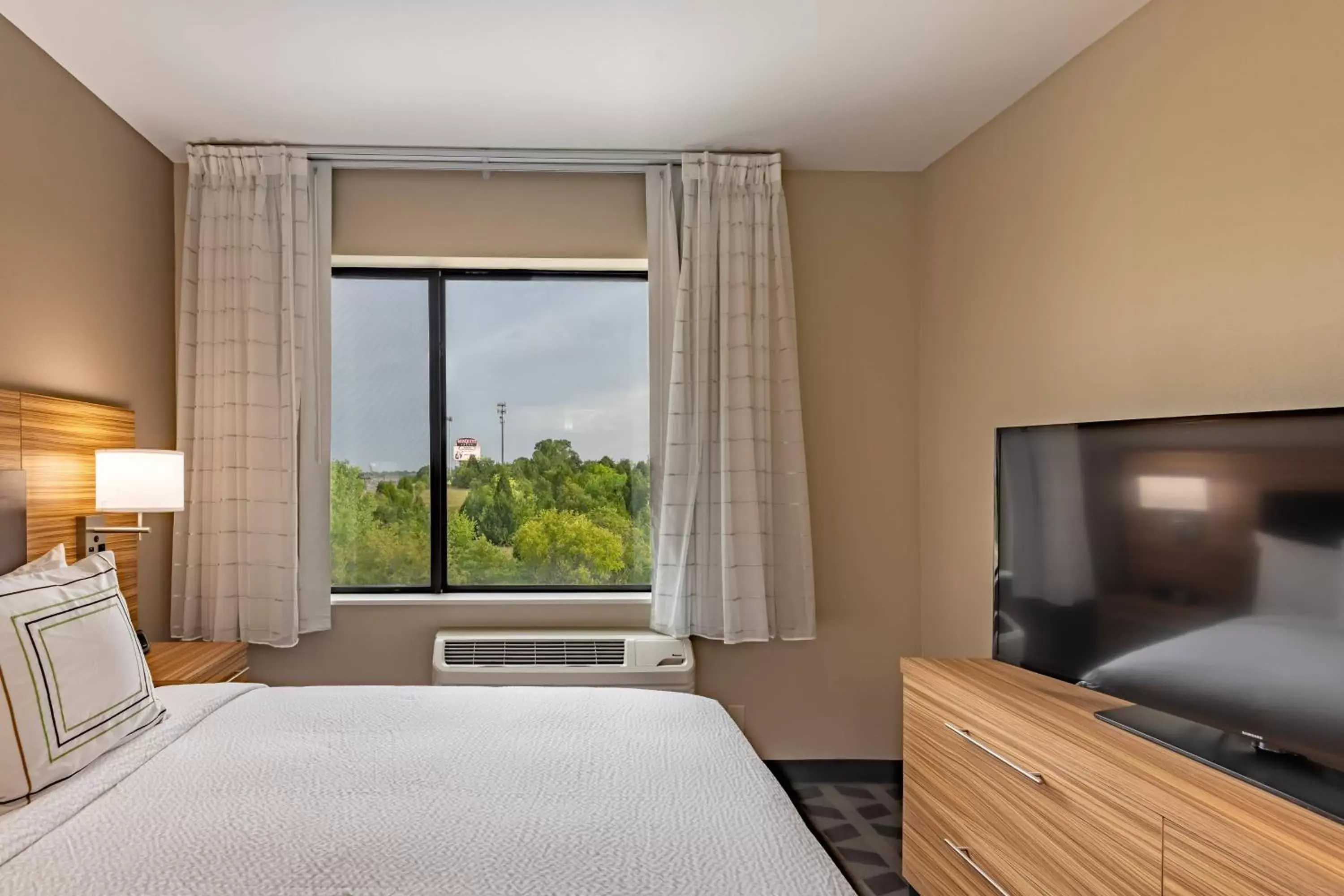 Bedroom, TV/Entertainment Center in TownePlace Suites by Marriott Dallas Mesquite