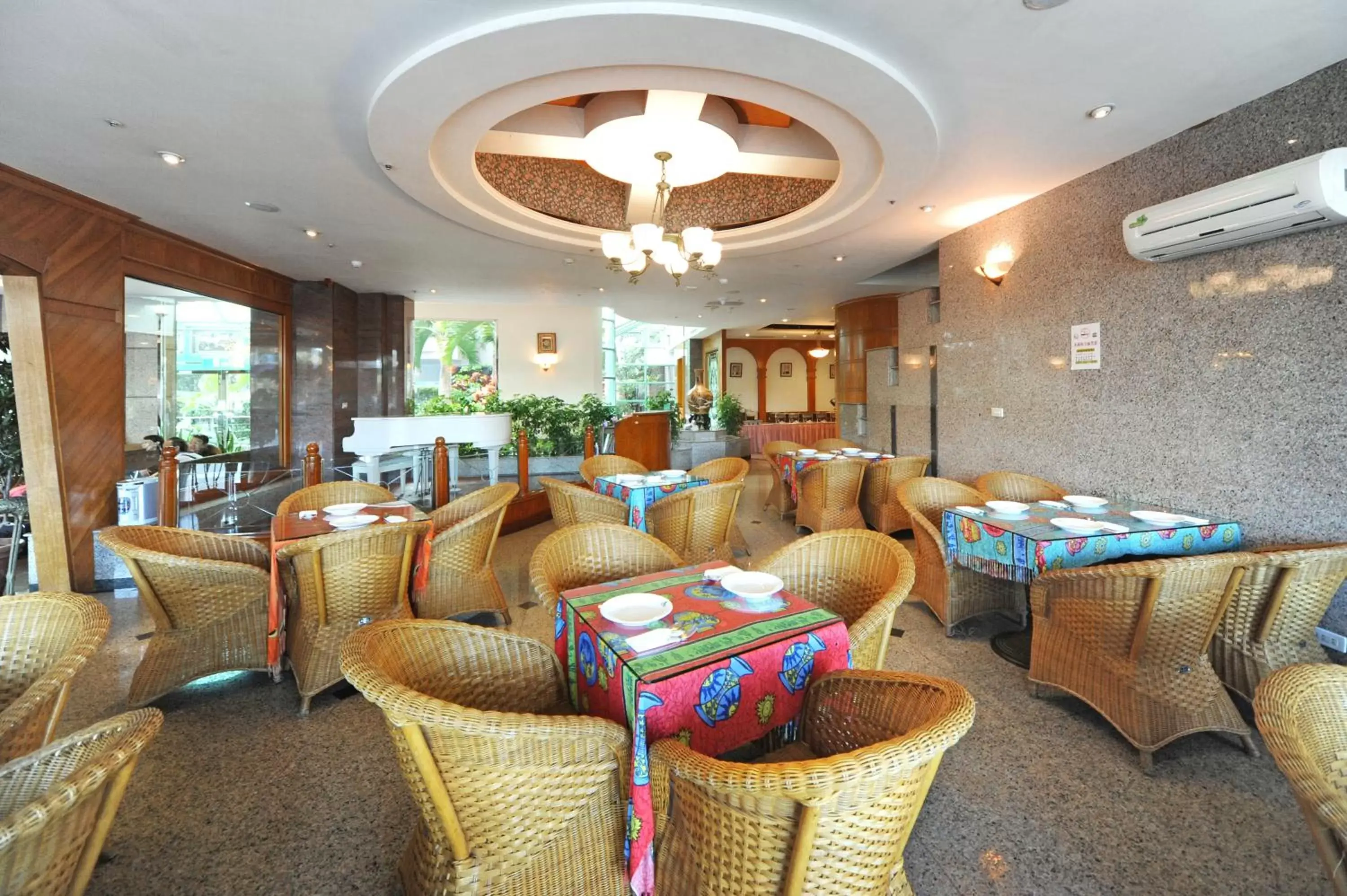 Restaurant/places to eat, Lounge/Bar in Kenting Holiday Hotel